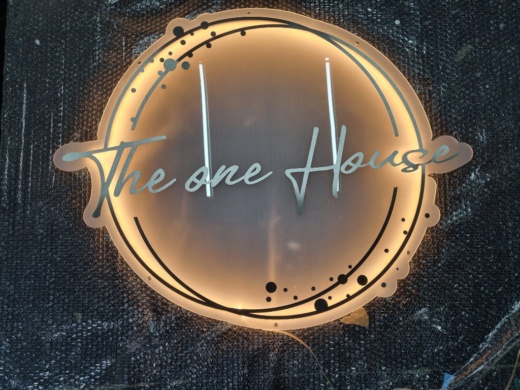 ป้ายไฟออกหลัง The one house