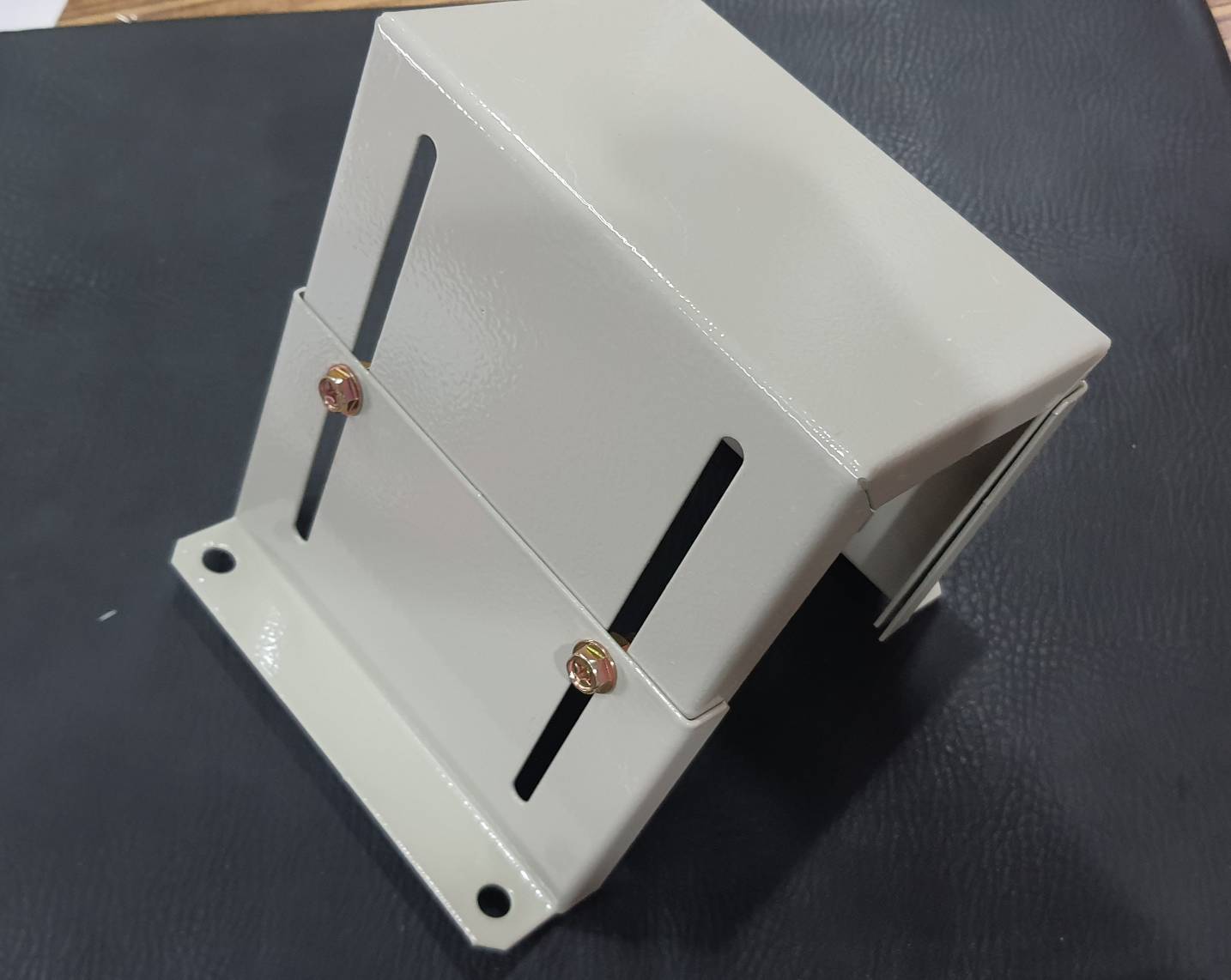 ขารองเบรคเกอร์ แบบปรับระดับได้ สำหรับ CVS100-250 วางเดี่ยว