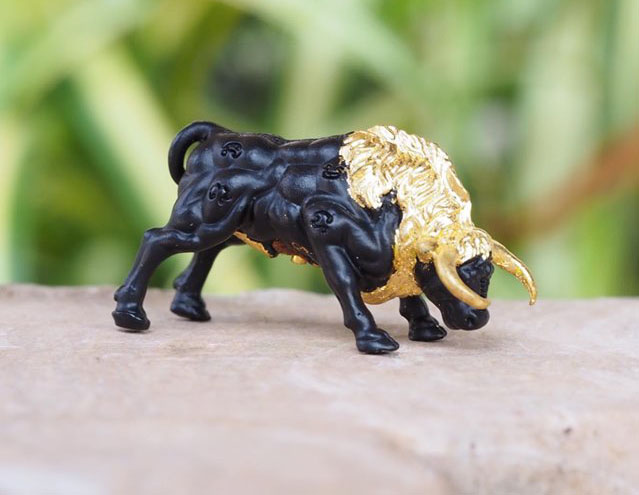 กระทิงมหาอำนาจ จ้าวทองดำ(ปิดทองบางส่วน) ตะกรุดทองคำ วัดบ้านอ้อ จ.นครราชสีมา