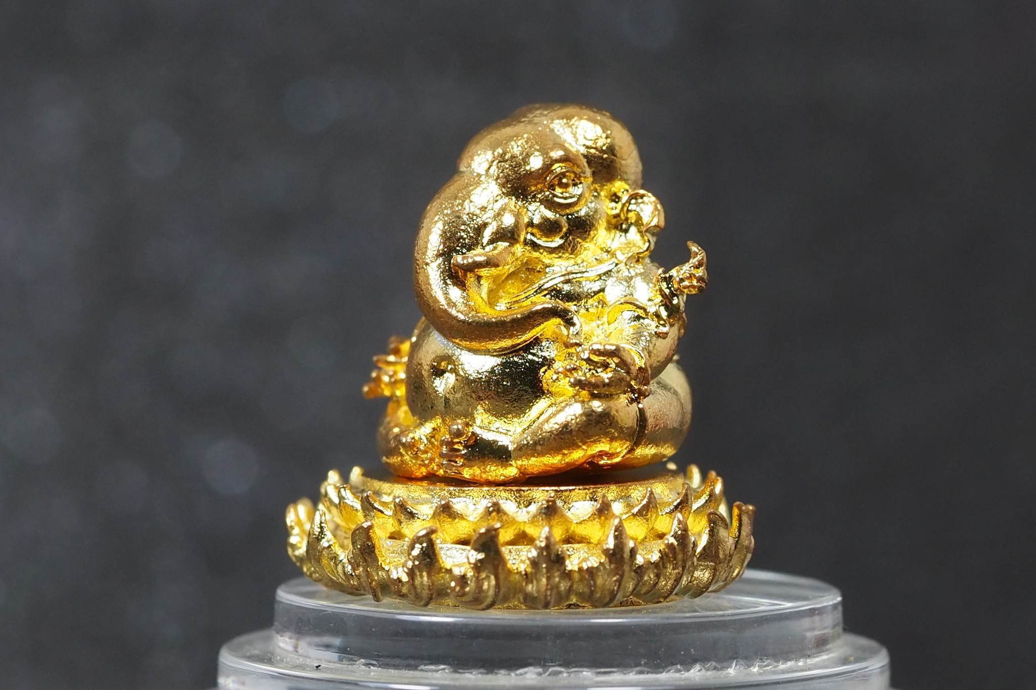 พระพิฆเนศประทับบนฐานบัว รุ่นสร้างโบสถ์ เนื้อโลหะชุบทอง