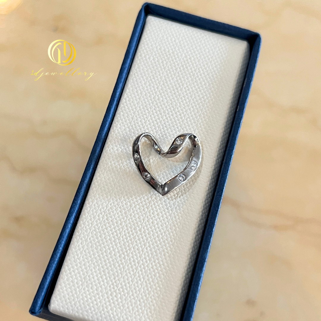 1D Jewellery สร้อยคอ เงินแท้ 925 ชุบโรเดียม ฝังเพชรสวิส(CZ) ✨ Sparkling Heartbeat: CZ-Embellished Silver Earrings ต่างหูรูปหัวใจที่ประดับเพชรสวิส (CZ) เพิ่มความหรูหราให้ลุคของคุณในทุกโอกาส✨