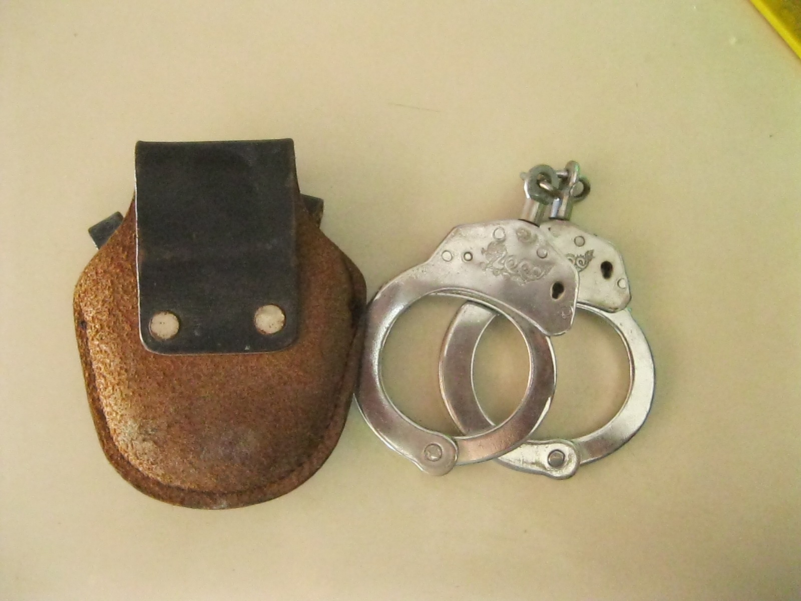 กุญแจมือพร้อมชองหนังเก่า (4011)