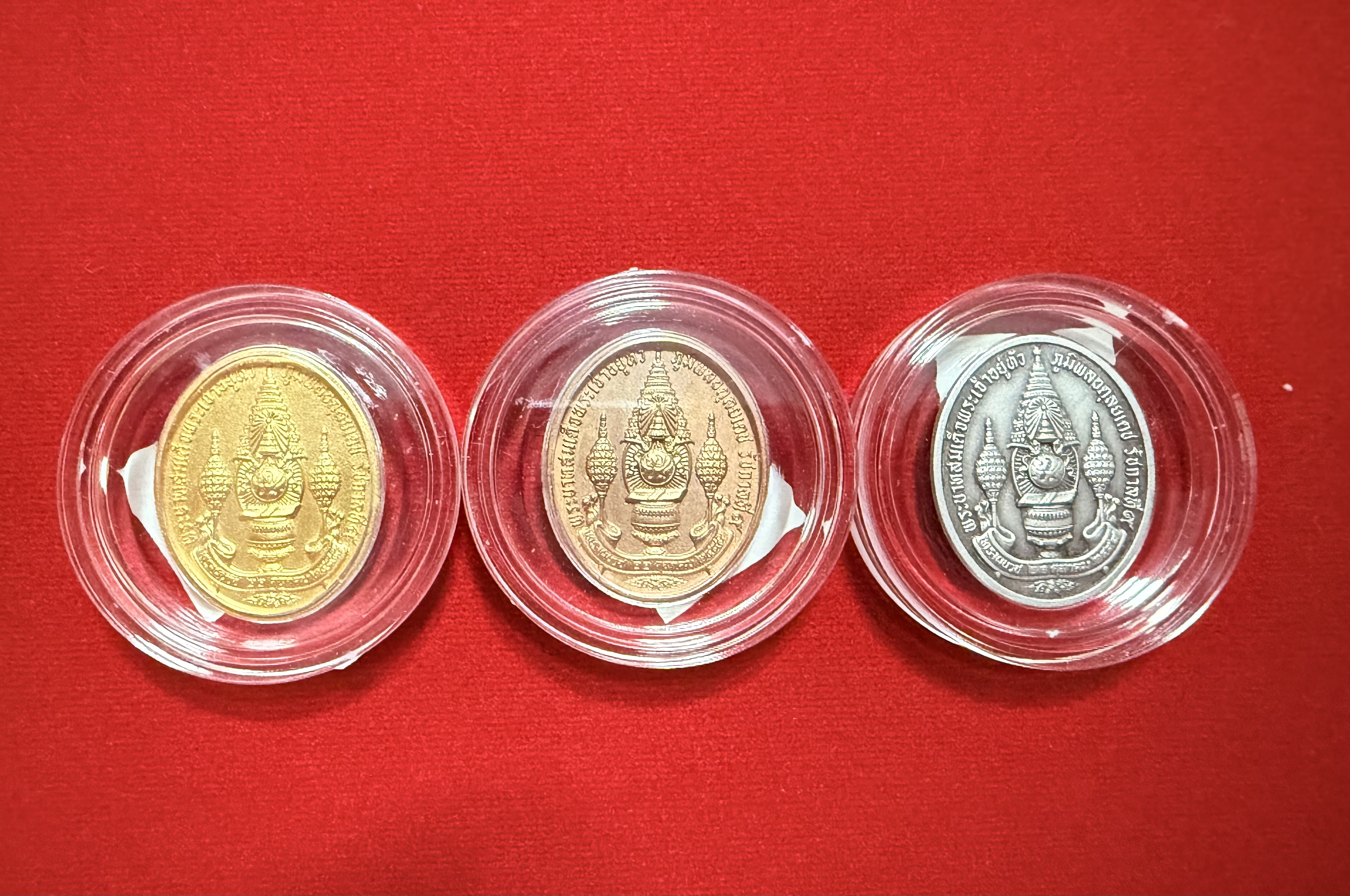 เหรียญพระบรมสมเด็จพระเจ้าอยู่หัวทรงผนวชพลังแผ่นดิน รัชกาลที่๙