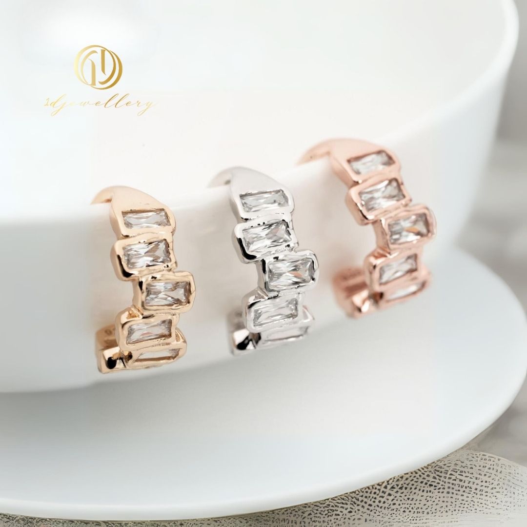 1D Jewellery ต่างหูเงินแท้ 925 ชุบโรเดียม ต่างหูแบบหนีบคล้องหู 💖 Eternity Ear Cuff 💖 ดีไซน์สุดคลาสสิกที่ช่วยเสริมลุคของคุณให้ดูมั่นใจและสง่างาม เหมาะสำหรับทั้งวัยรุ่นที่ต้องการเพิ่มความโดดเด่น และวัยทำงานที่ต้องการความเรียบง่ายแต่ทรงพลัง &
