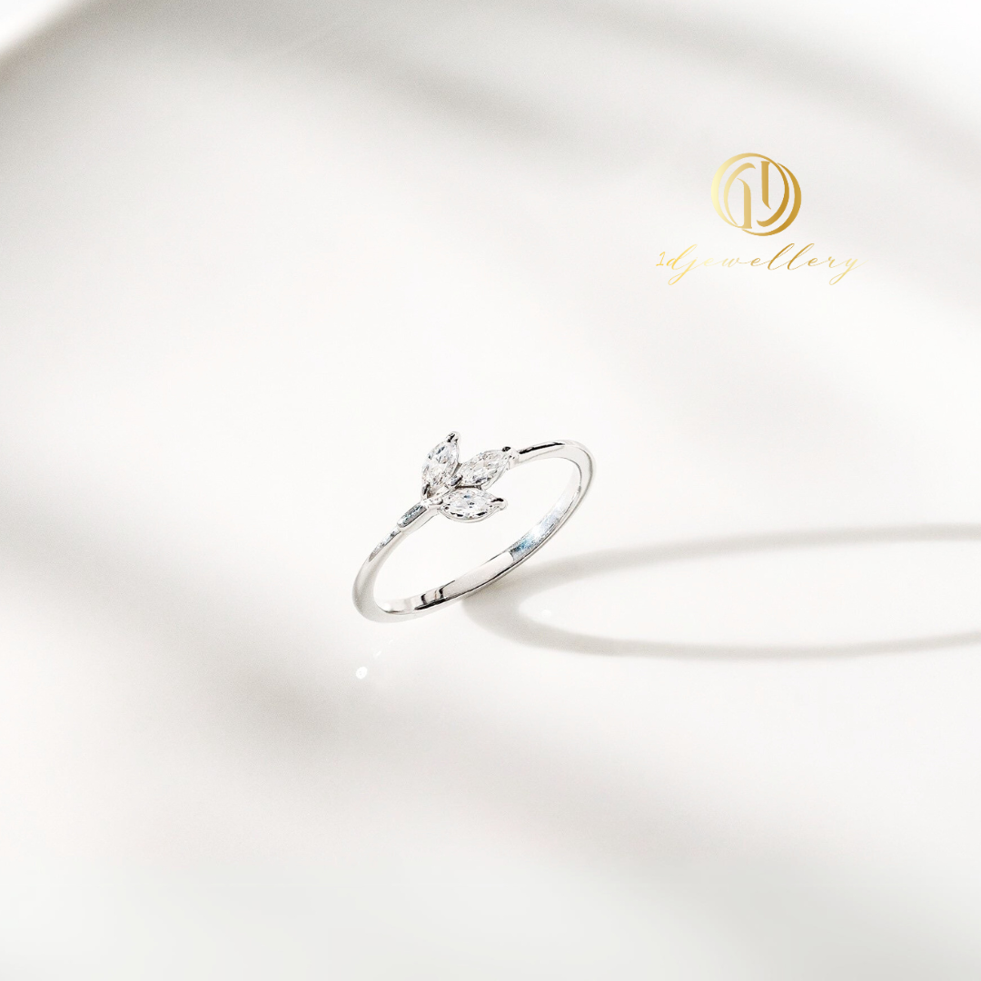 1D Jewellery แหวนเงินแท้ 925 ชุบโรเดียม ฝังเพชรสวิส(CZ) 🌿 Olive Leaf Ring (ใบมะกอก) ✨ เป็นสัญลักษณ์แห่งความหวัง อิสรภาพ และชัยชนะ 👑 ความหวัง อิสรภาพ และความสำเร็จ เสริมความรักราบรื่น สมหวัง ด้านการงาน/การเรียนให้ใหลลื่น ประสบความสำเ
