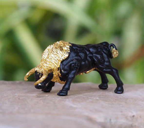 กระทิงมหาอำนาจ จ้าวทองดำ(ปิดทองบางส่วน) ตะกรุดทองคำ วัดบ้านอ้อ จ.นครราชสีมา