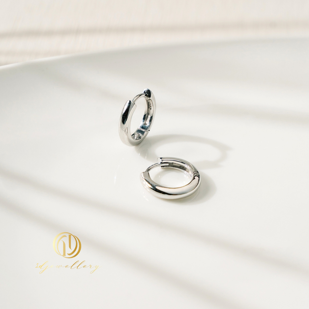 1D Jewellery ต่างหูเงินแท้ 925 ชุบโรเดียม 🌙 ต่างหู Classic Silver Hoops – สัญลักษณ์ของความมั่นใจและความเรียบหรูเหนือกาลเวลา ✨
