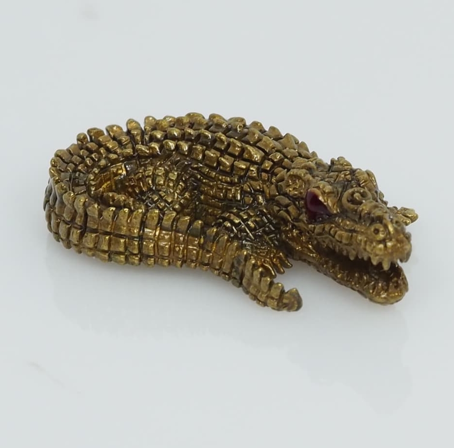 จระเข้เรียกทรัพย์ รุ่นเงินกองทองมา เนื้อทองระฆังซาติน ขนาดเล็ก 2.5 ซม.หลวงพ่อเงิน วัดบ้านอ้อ จ.นครราชสีมา