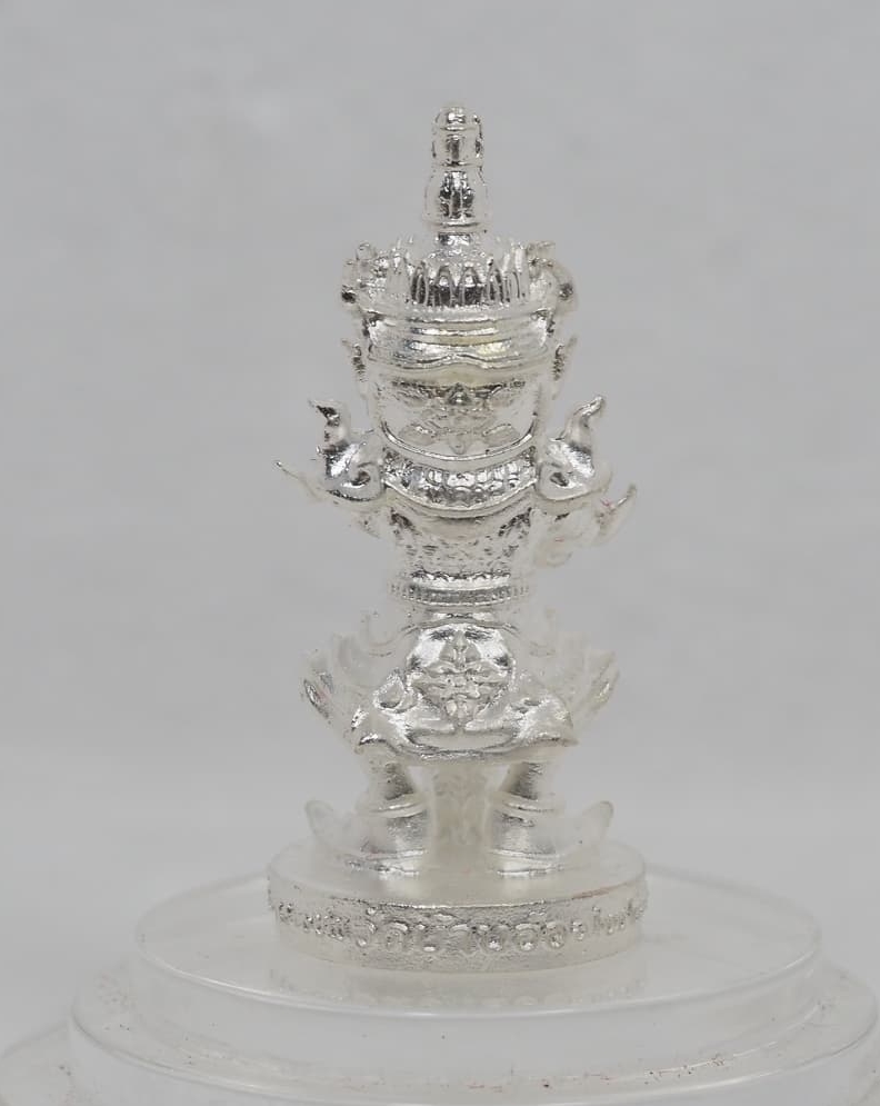 ท้าวเวสสุวรรณ รุ่น เศรษฐีเงินล้าน ขนาดสูง 3.5 ซม. เนื้อโลหะกะไหล่เงิน หลวงพ่อเงิน วัดบ้านอ้อ จ.นครราชสีมา