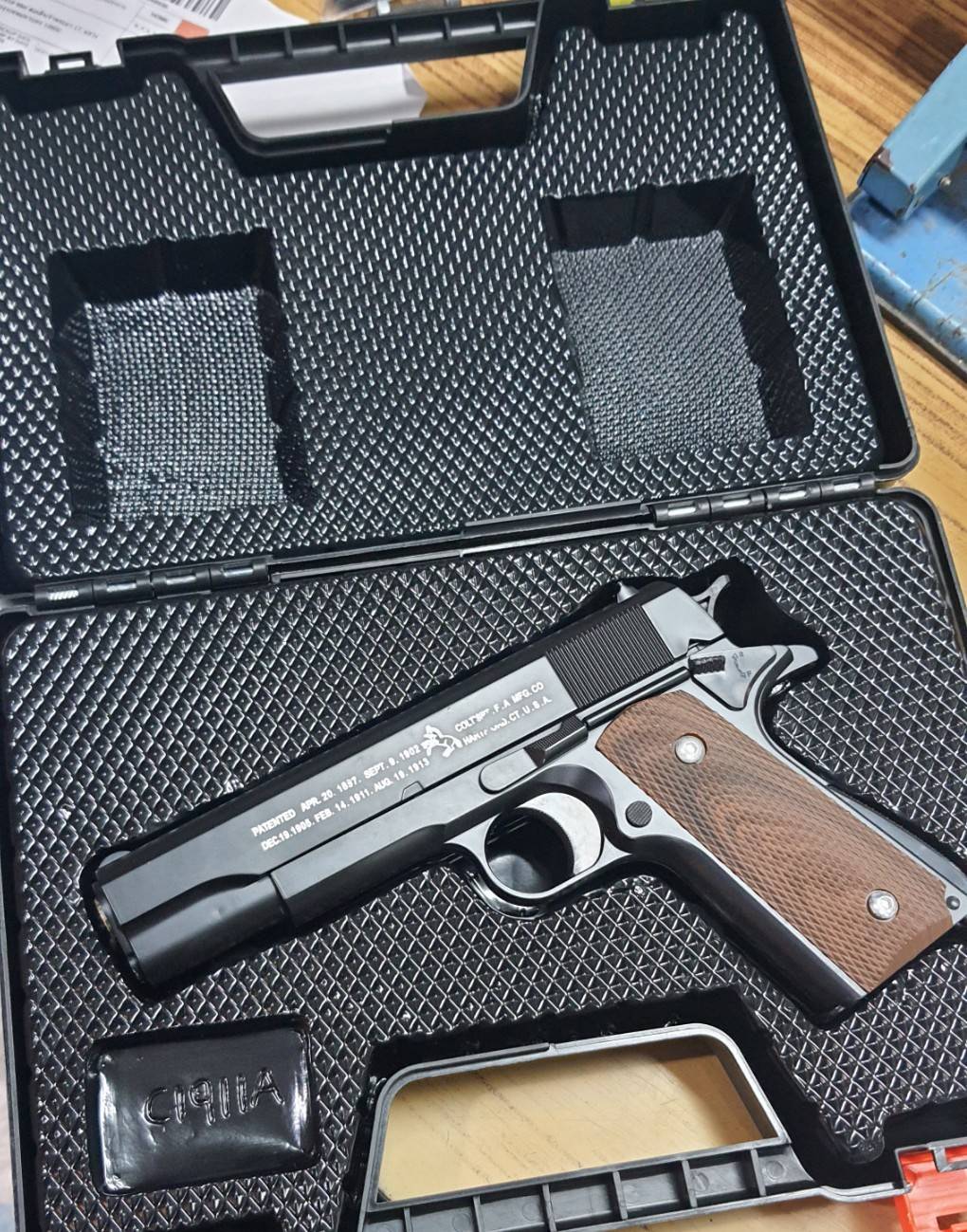 ปืนอัดลมแบบชักยิงทีล่ะนัด 1911 (C1911A) ตัวนี้มียิงลายตรงสไลด์ปืน ง้างนกได้ มีเซฟ+กล่อง