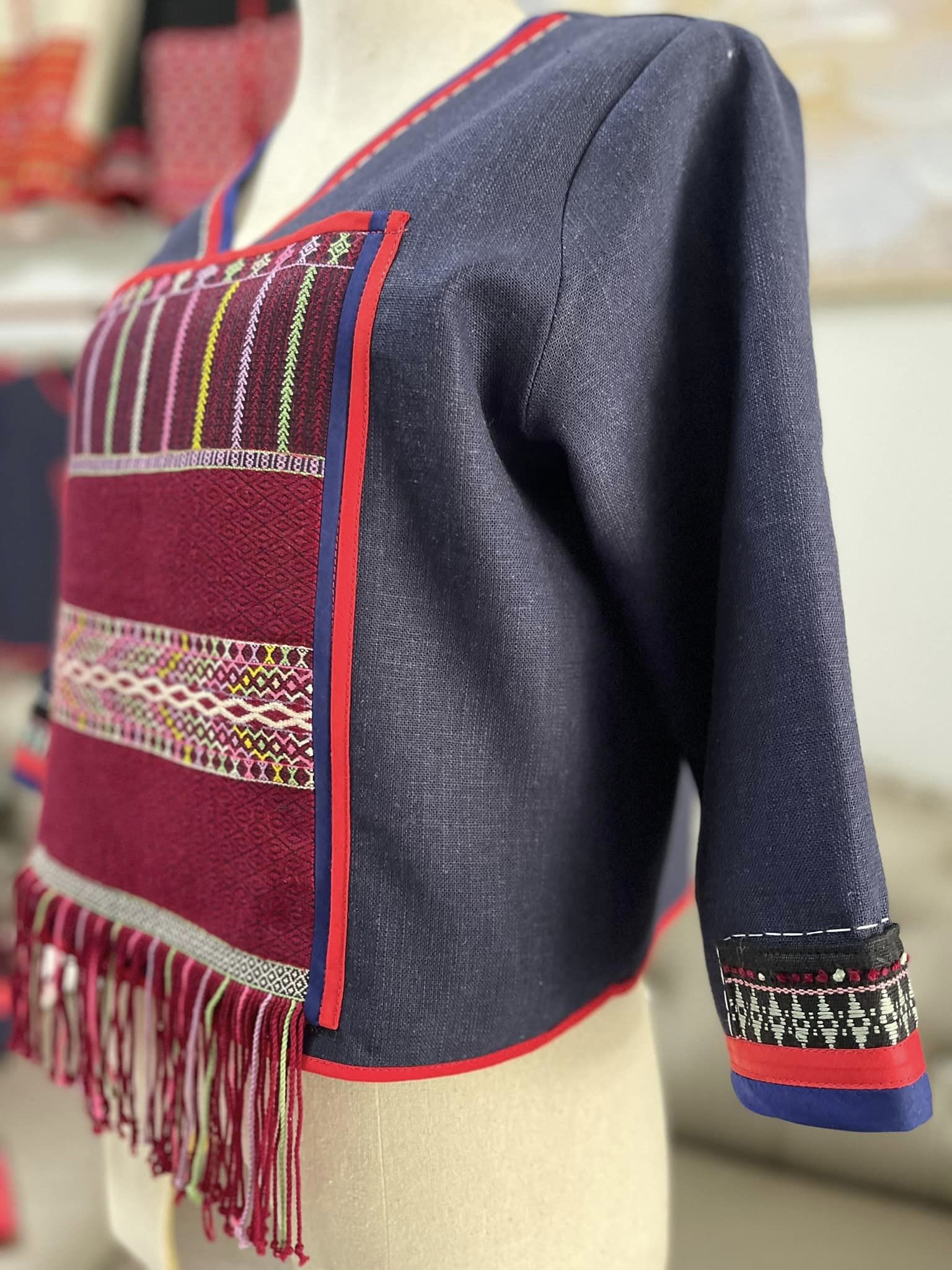 เสื้อกระเหรี่ยงคอวี