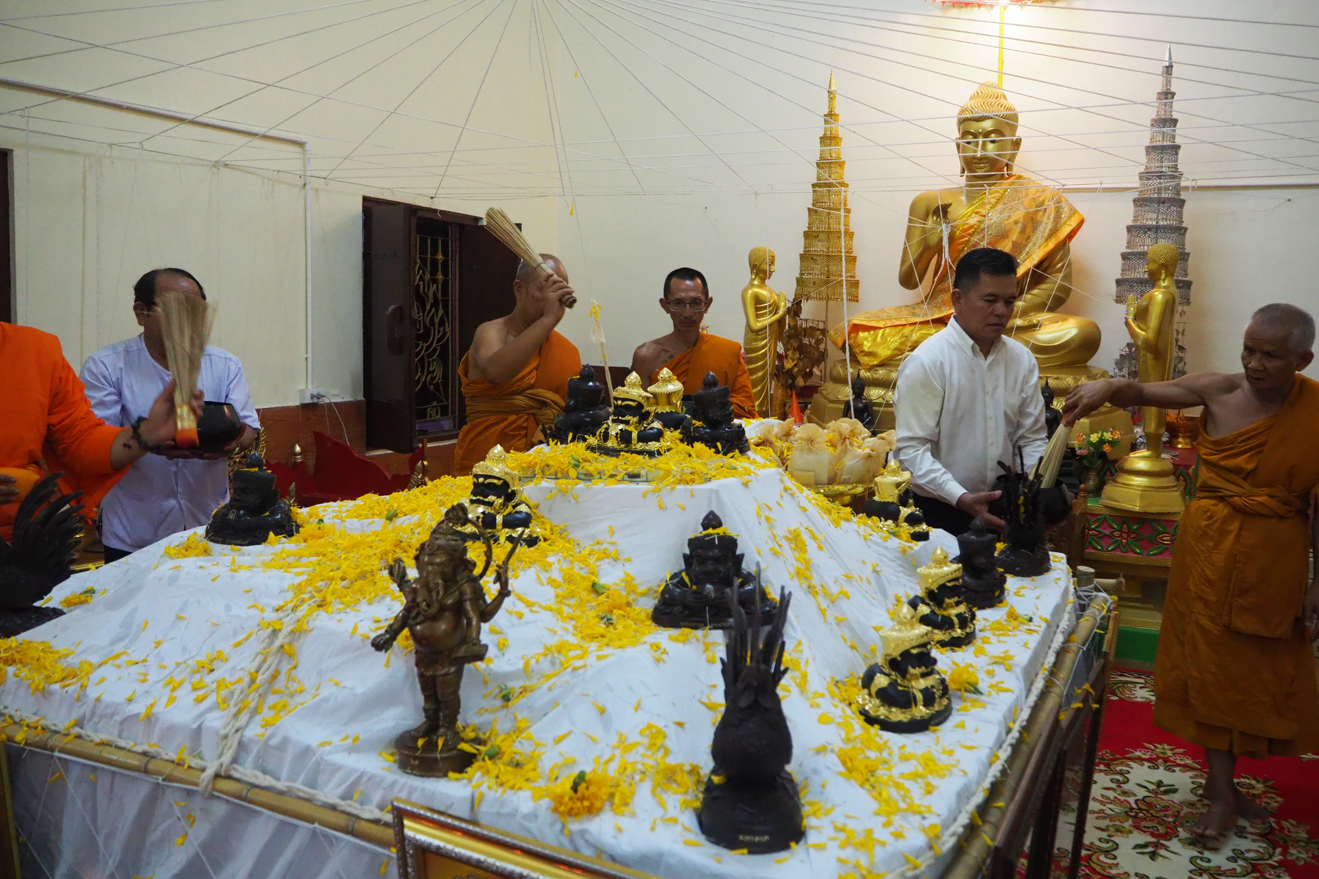 เหรียญรุ่นแรก พระอุปัชฌาย์เงิน วัดบ้านอ้อ จ.นครราชสีมา เนื้ออัลปาก้าลงยาสีเหลือง