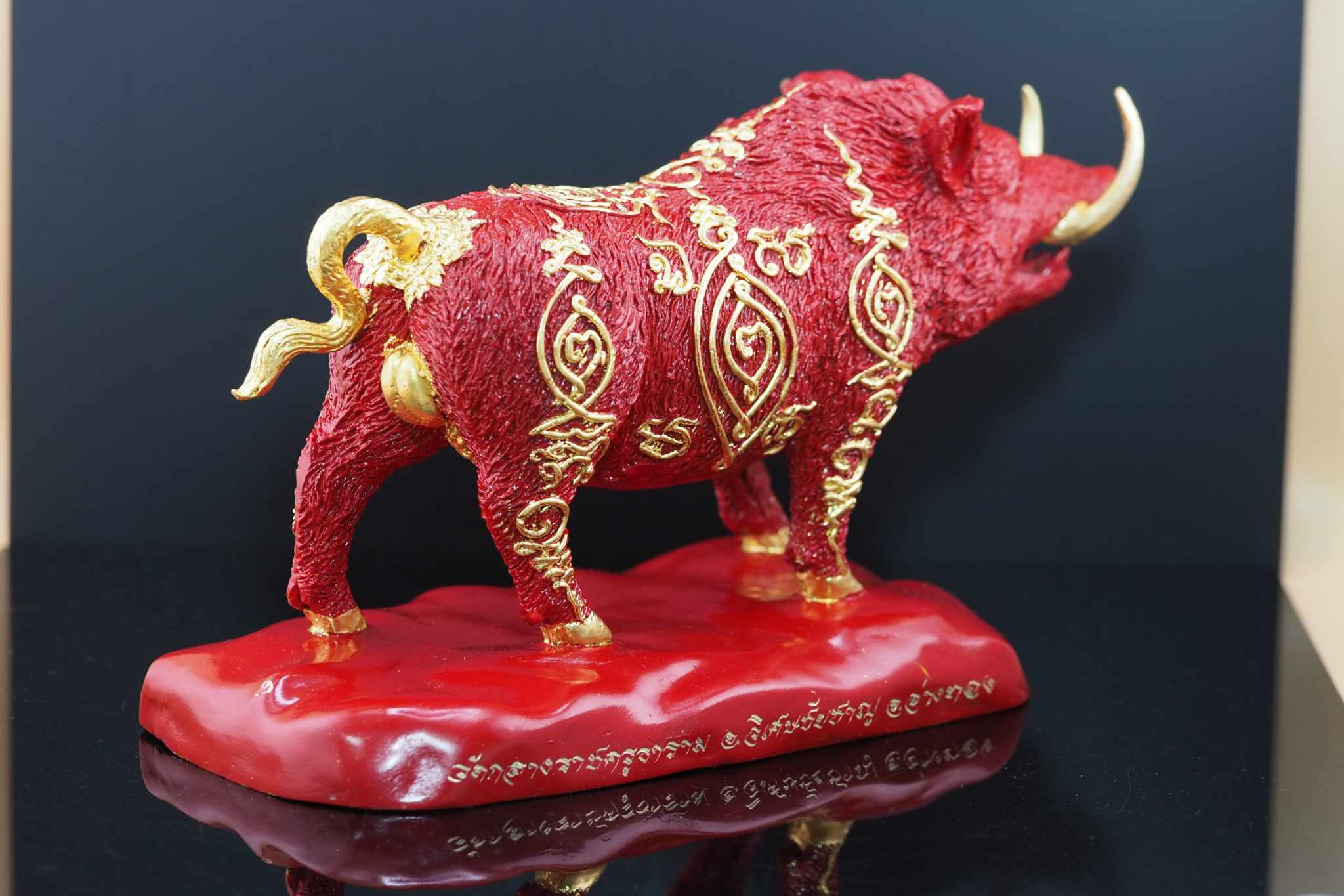 พญาวราหะ ราชาโชค ขนาดบูชาเนื้อโลหะลงยาสีชาด(แดง)ปิดทองลายยันต์ พิธีเสาร์๕ ปีมะโรง