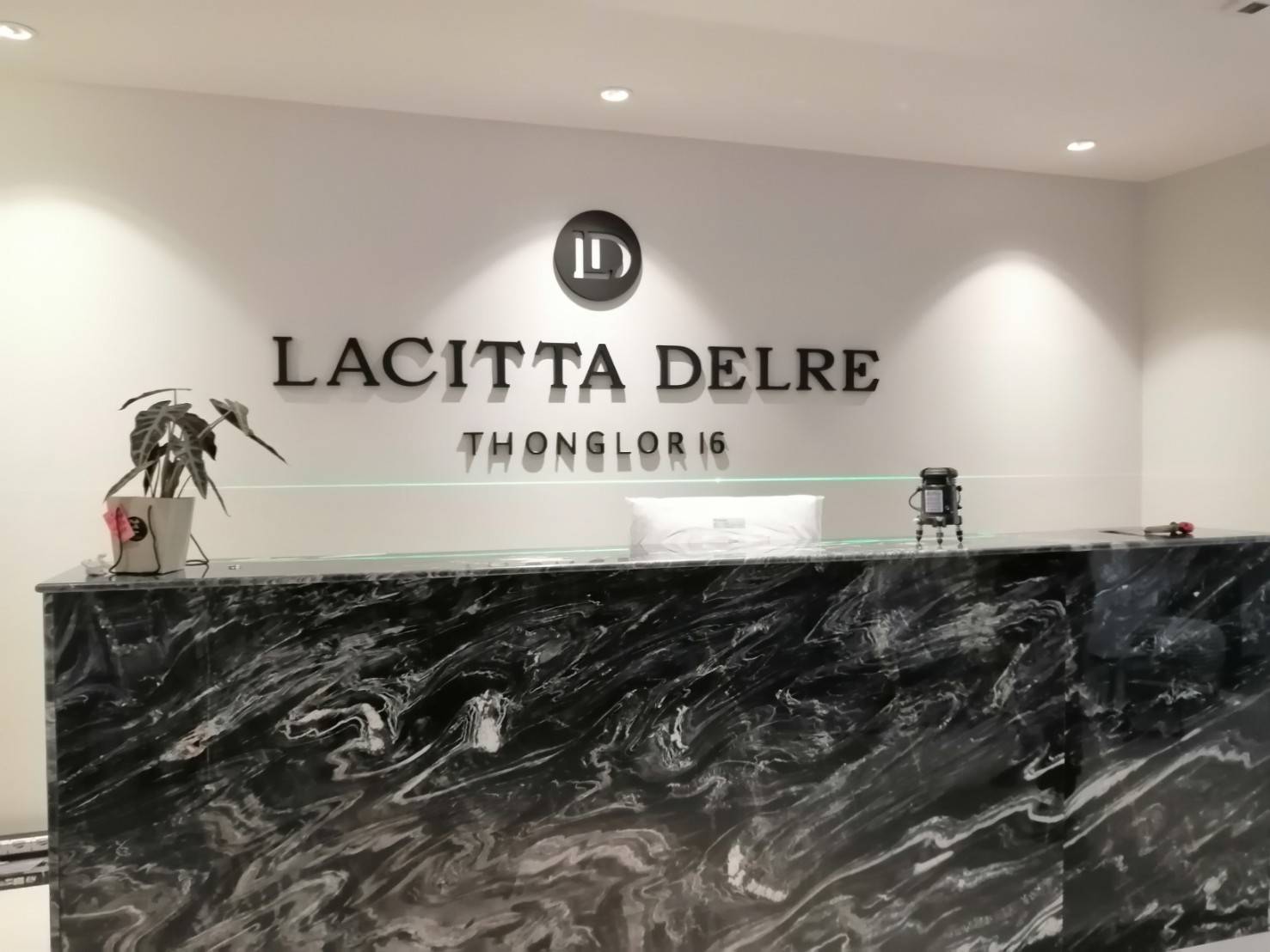 ป้าย อักษรซิงค์ พ่นสีดำ LACITTA DELRE THONGLOR 16