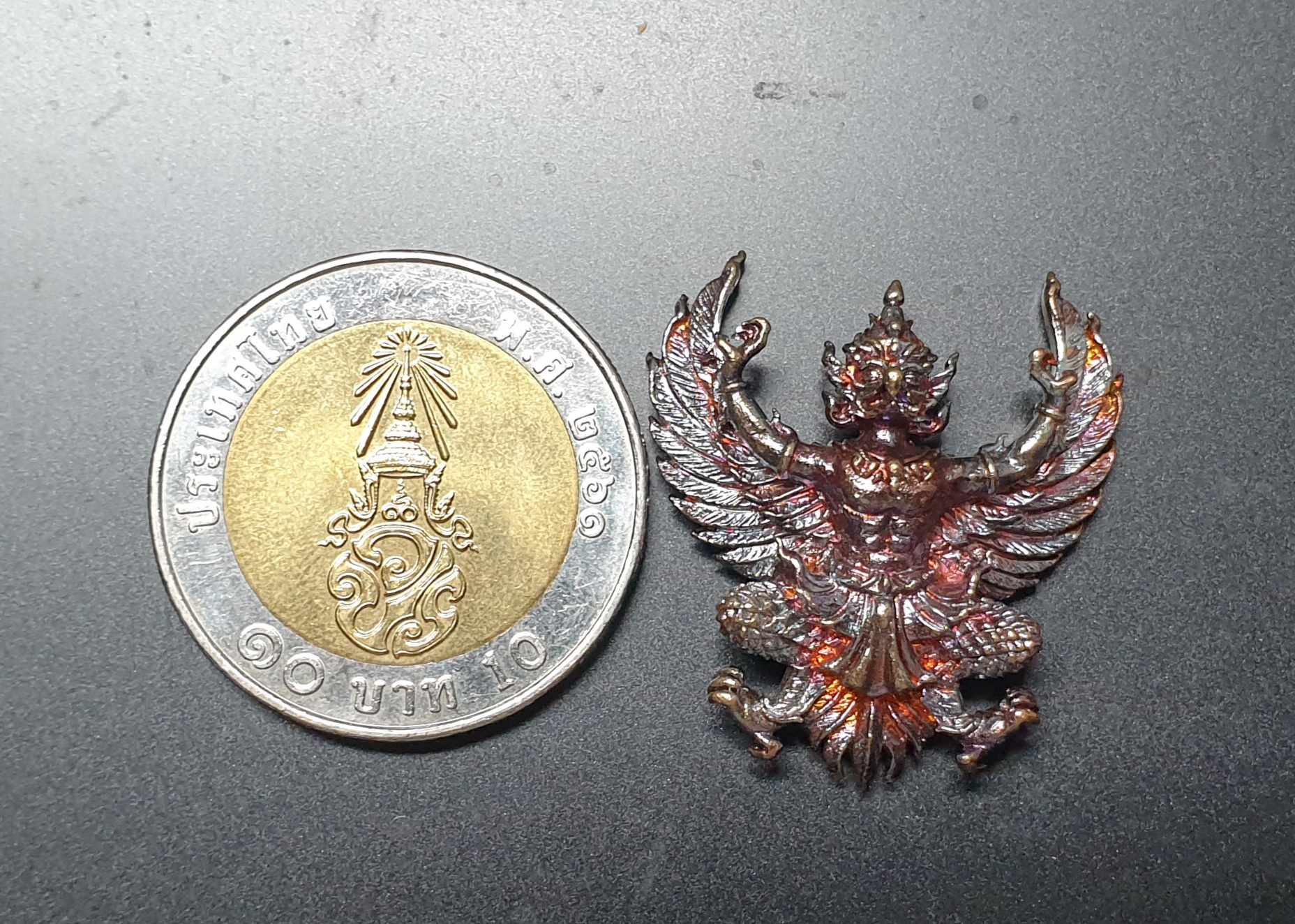 พญาครุฑ มหาสิทธิโชค (รุ่นแรก) วัดศาลเจ้า จ.ปทุมธานี เนื้อโลหะชุบทอง กายสัดำ-ปีกสีส้มเหลือบแดง-ผ้านุ่งสีเขียว