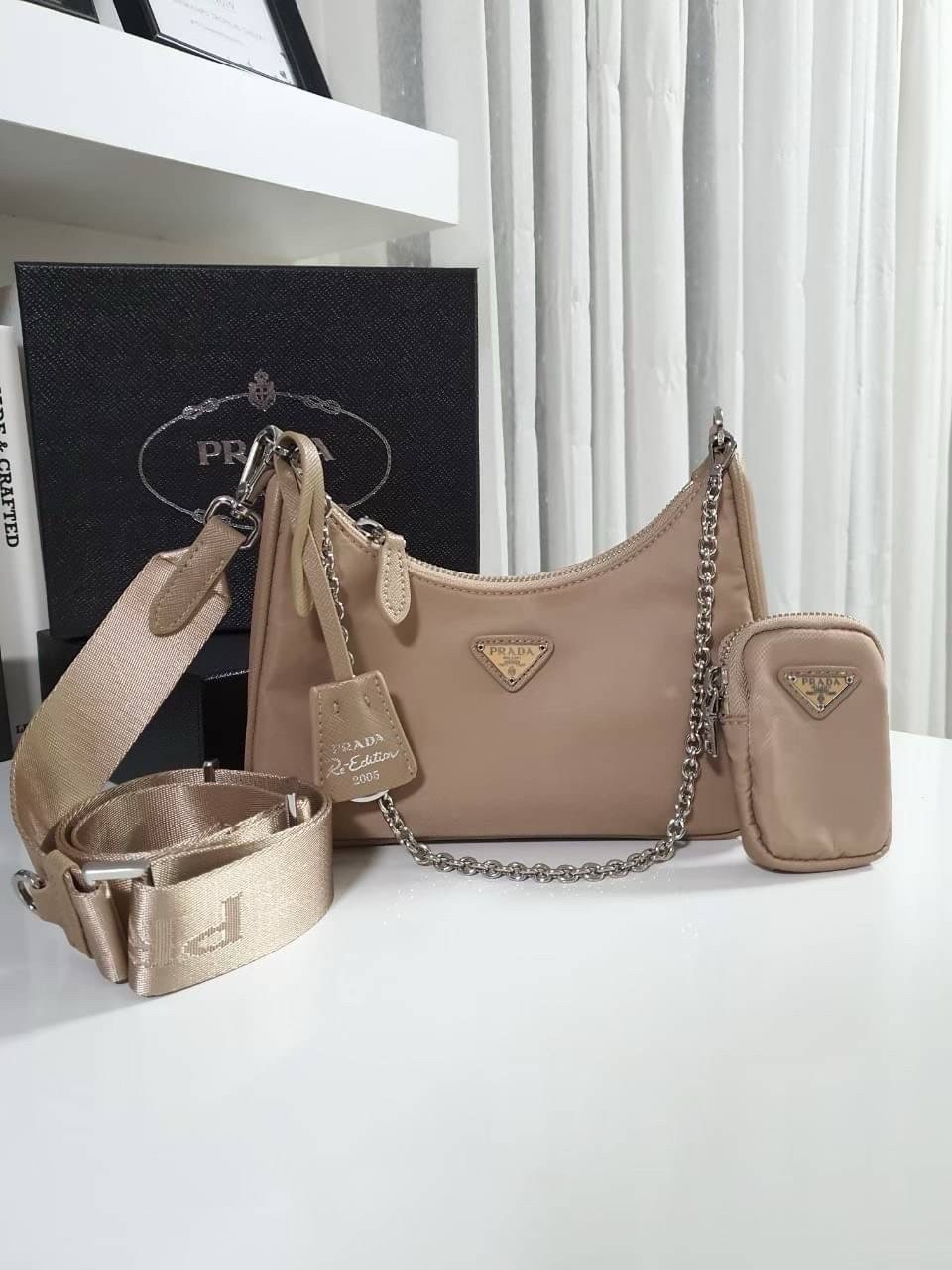Prada กระเป๋าสะพายไฮโซเก๋ ๆ แบรนด์เนมพราด้าพรีเมี่ยมกิ๊ฟขนาด 8.5 นิ้ว สีเบจครีมสายโซ่สีเงิน PRADA Premium gift RE EDITION 2005 เบจครีม