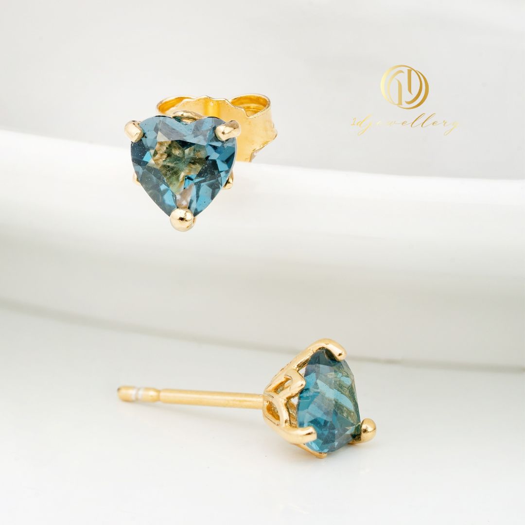 1D Jewellery ต่างหูเงินแท้ 925 ชุบโรเดียม ฝังเพชรสวิส(CZ) 💙✨ Heart London Blue Topaz - Classic Earring ✨💙 เสริมพลังความชัดเจนในความคิด, ลดความเครียด, และเสริมโชคลาภในชีวิต