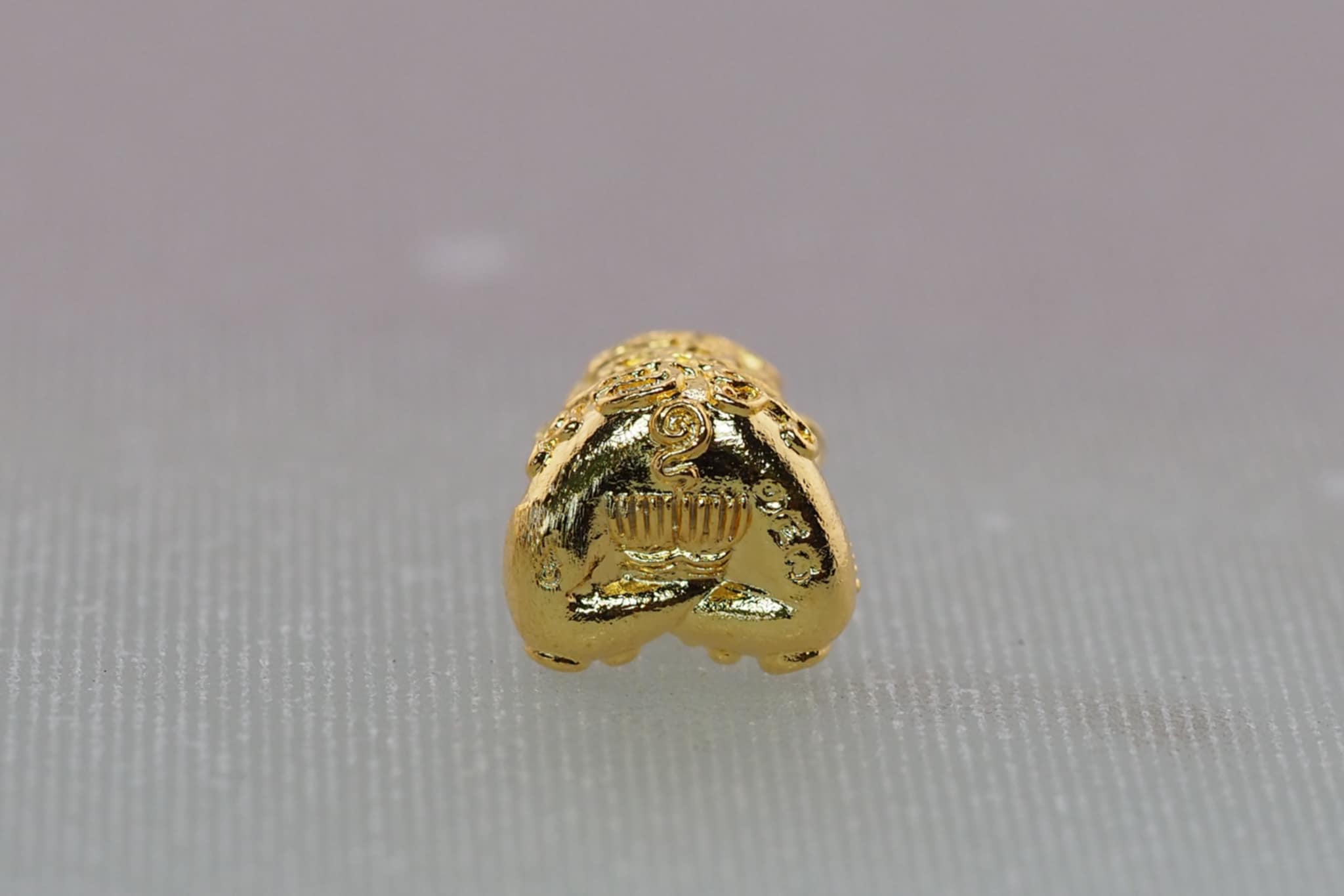 พระปิดตาอุตตโม สุนันโท เนื้อโลหะชุบทอง หน้าตักกว้าง 1.2 ซม.สูง 2 ซม.หลวงพ่อสนั่น สุนันโท วัดกลางราชครูธาราม จ.อ่างทอง