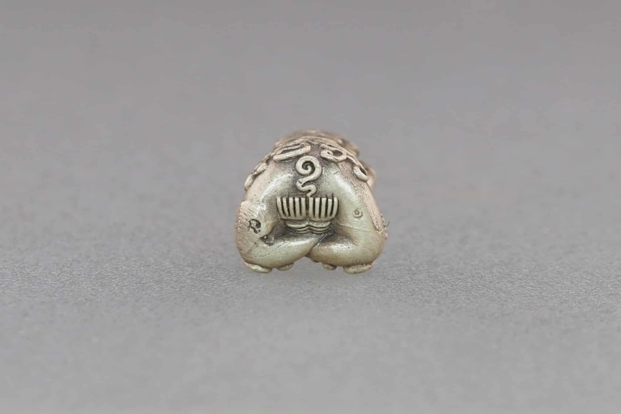 พระปิดตาอุตตโม สุนันโท เนื้อเงินซาติน หน้าตักกว้าง 1.2 ซม.สูง 2 ซม.หลวงพ่อสนั่น สุนันโท วัดกลางราชครูธาราม จ.อ่างทอง