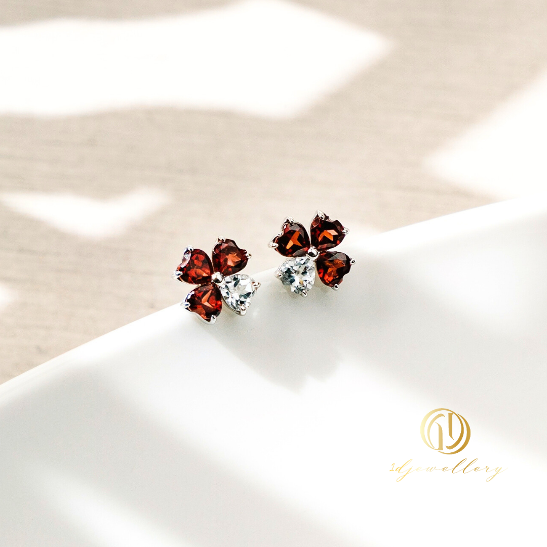 1D Jewellery ต่างหูเงินแท้ 925 ชุบโรเดียม ❤️✨ดอกไม้ ฝัง Garnet & White Topaz ✨❤️ 💎 Garnet พลังแห่งความรัก ความสำเร็จ และความมั่นคง 🤍 White Topaz นำโชค เสริมพลังด้านบวก และช่วยให้สมหวัง
