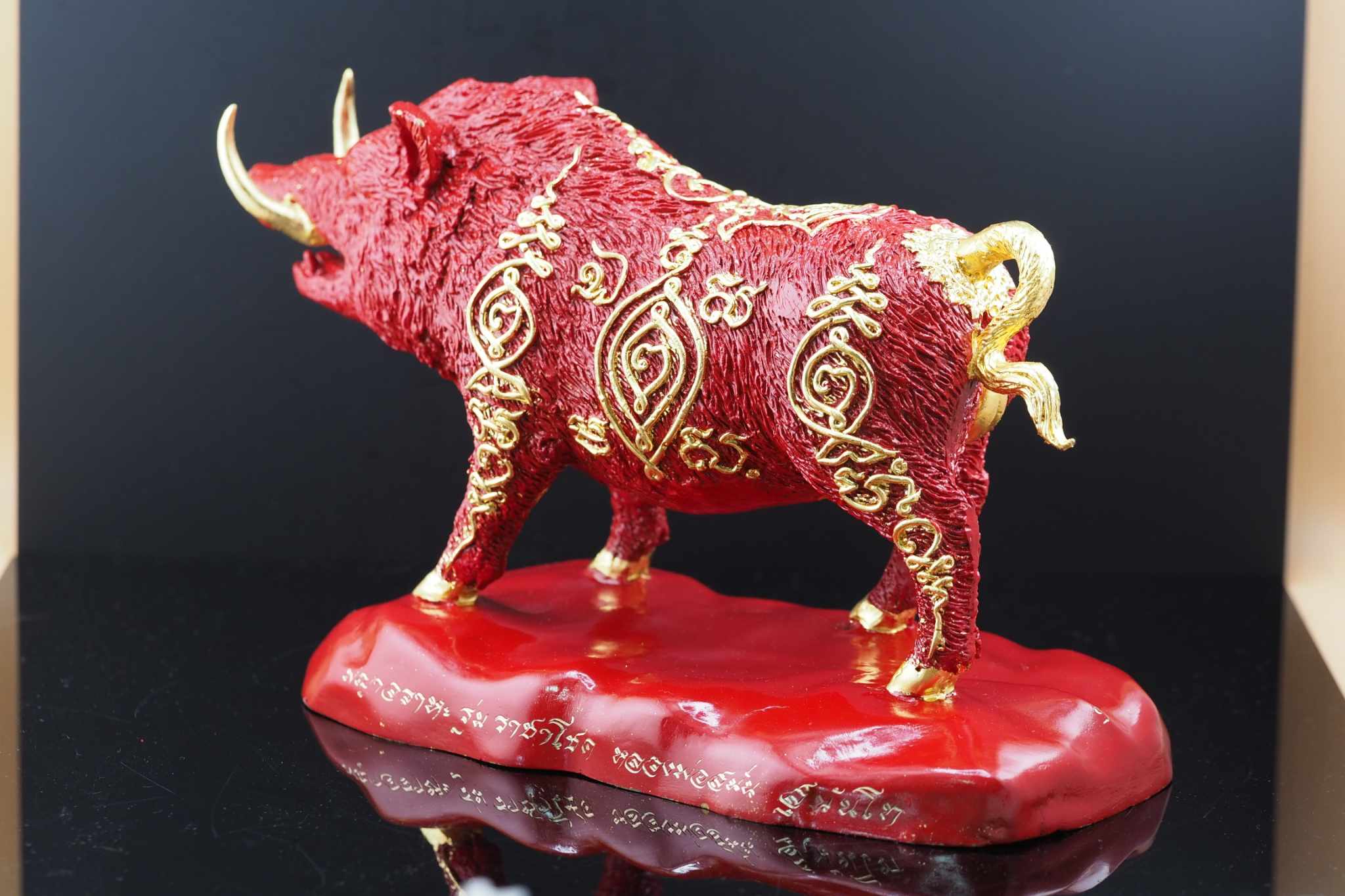 พญาวราหะ ราชาโชค ขนาดบูชาเนื้อโลหะลงยาสีชาด(แดง)ปิดทองลายยันต์ พิธีเสาร์๕ ปีมะโรง