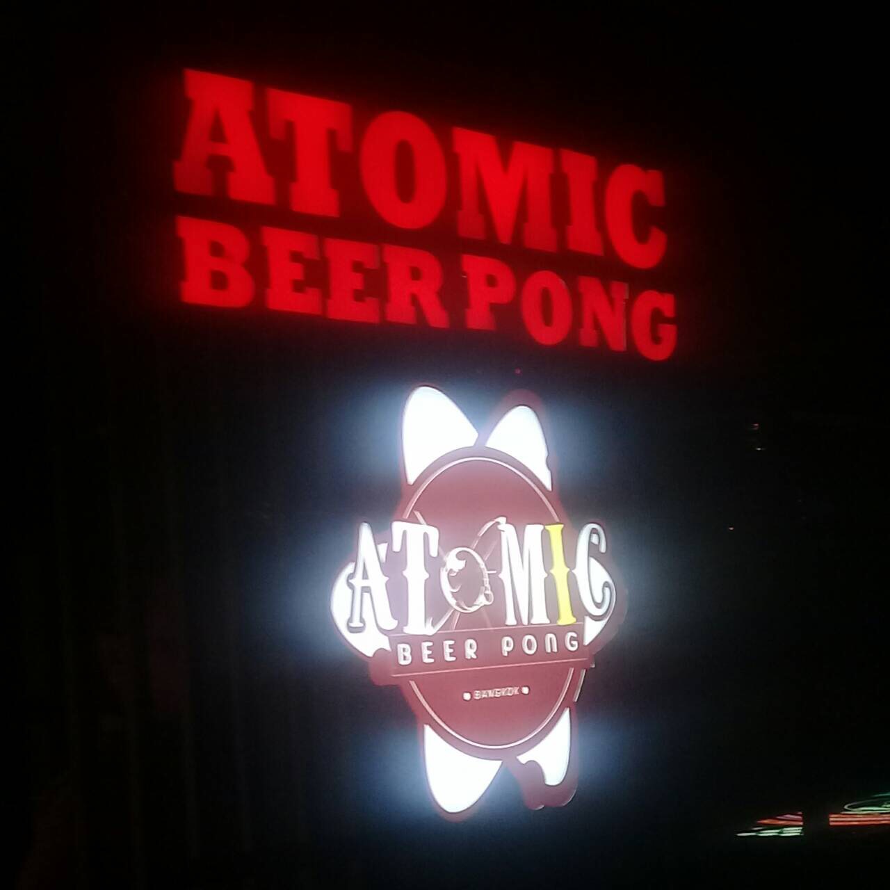 อักษรไฟ led ออกหน้า ร้าน ATOMIC ทองหล่อ ซอย 10