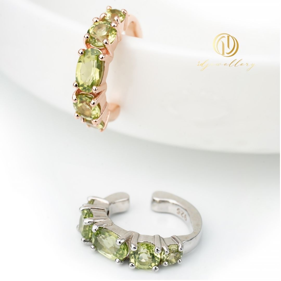 1D Jewellery ต่างหูเงินแท้ 925 ชุบโรเดียม ต่างหูแบบหนีบคล้องหู 💚✨Peridot Oval & Round Ear Cuff 💚✨ สื่อถึงความสดใส ความมั่นคง และพลังที่มาจากธรรมชาติ ช่วยเสริมโชคลาภและการเติบโตในชีวิต