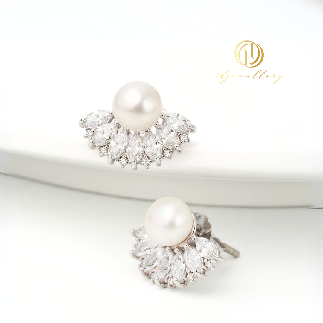 1D Jewellery ต่างหูเงินแท้ 925 ชุบโรเดียม ฝังเพชรสวิส(CZ) Pearl with Sparkling Marquise CZ Earrings ✨ ต่างหูไข่มุกดีไซน์เก๋ไก๋ สไตล์โมเดิร์น พร้อมไข่มุกแท้สื่อถึงความบริสุทธิ์และความสง่างาม ช่วยเสริมพลังด้านความรักและการเงิน