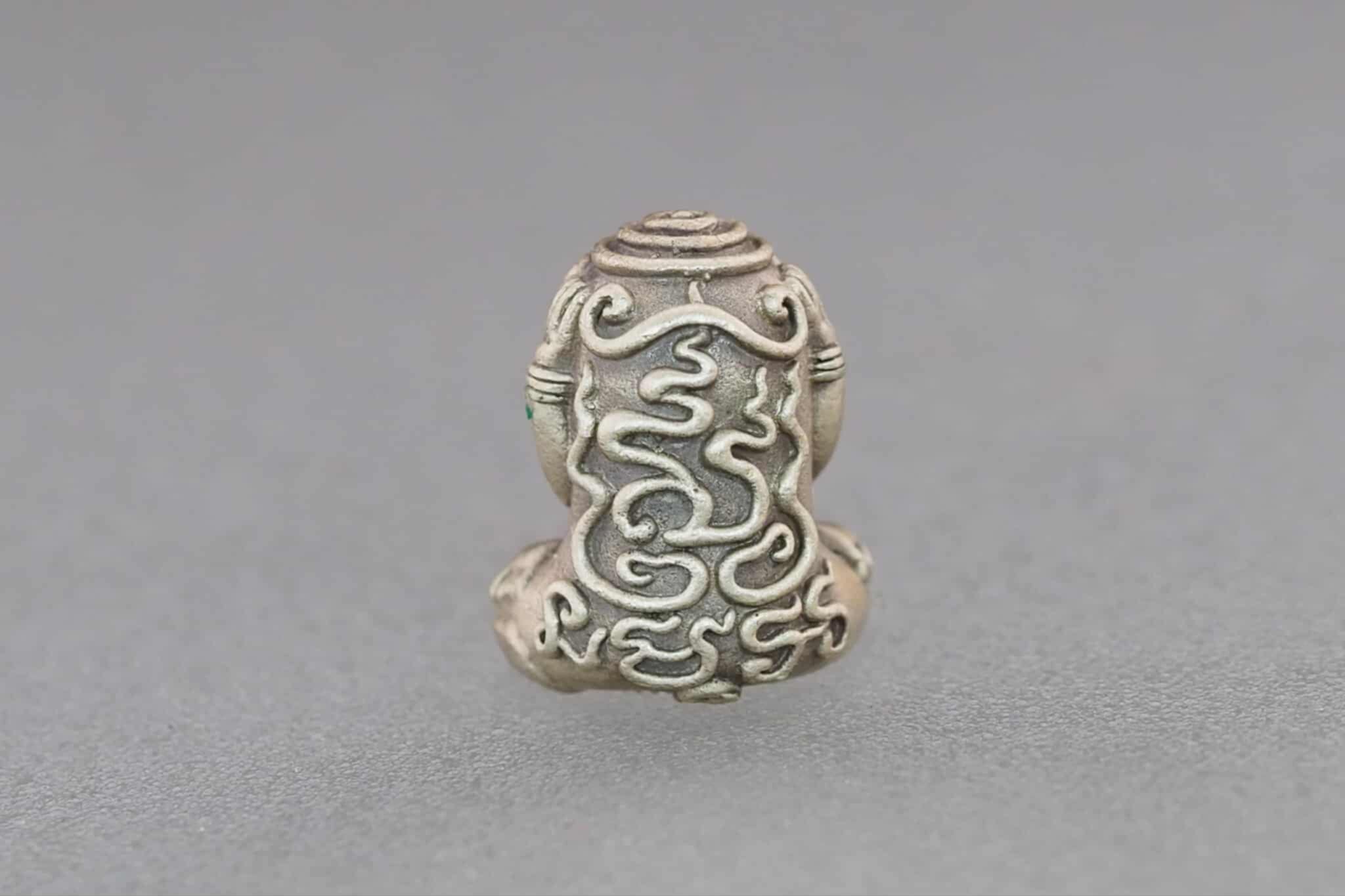 พระปิดตาอุตตโม สุนันโท เนื้อเงินซาติน หน้าตักกว้าง 1.2 ซม.สูง 2 ซม.หลวงพ่อสนั่น สุนันโท วัดกลางราชครูธาราม จ.อ่างทอง