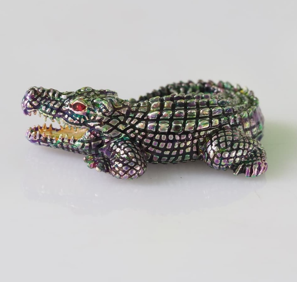 จระเข้เรียกทรัพย์ รุ่นเงินกองทองมา ขนาดเล็ก 2.5 ซม.เนื้อโลหะกะไหล่เงิน ลงยาสีเขียวประกายรุ้ง หลวงพ่อเงิน วัดบ้านอ้อ จ.นครราชสีมา