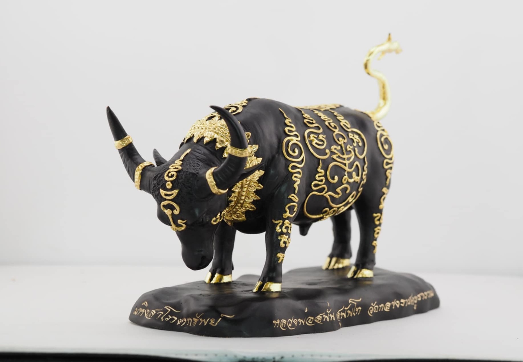 พละกำลังแห่งโภคทรัพย์ มหิงสาโภคทรัพย์ ขนาดบูชา เนื้อโลหะสีดำนิลกาฬ งานหล่อแบบโบราณยันต์นูน(ยันต์เส้นขนมจีน)