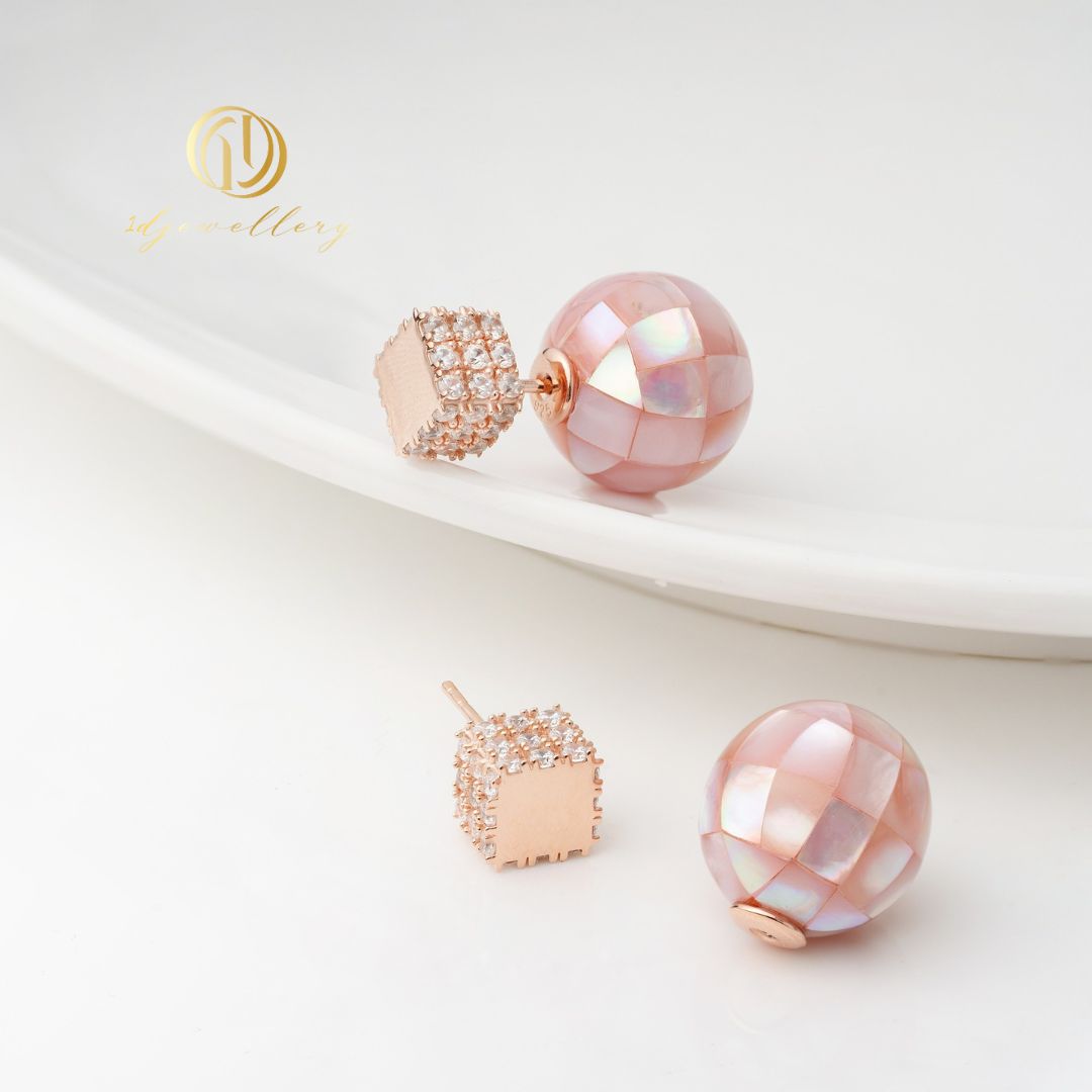 1D Jewellery ต่างหูเงินแท้ 925 ชุบโรเดียม ฝังเพชรสวิส(CZ) ✨ Mosaic Pink Elegance Earrings ✨ สื่อถึงความรัก ความอ่อนโยน และความเป็นผู้หญิงที่มั่นใจ 🌟 🤍 ไข่มุกแท้ช่วยเสริมพลังแห่งความสง่างาม ความบริสุทธิ์ และดึงดูดพลังดีๆ