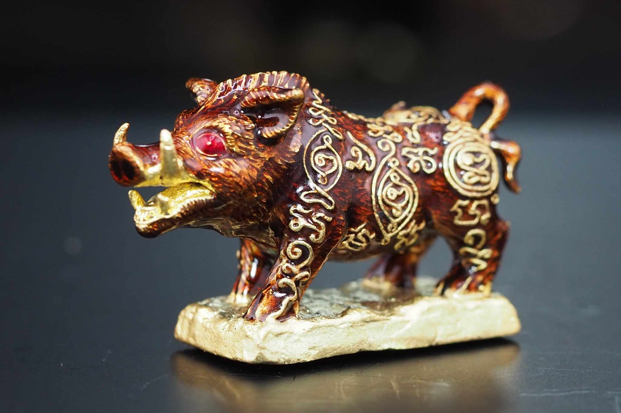 พญาวราหะ ราชาโชค ขนาดพกพา พิธีเสาร์๕ ปีมะโรง เนื้อทองระฆังลงยาสีน้ำตาล อุดมวลสารฝังตะกรุดเงินแท้ 2 ดอก