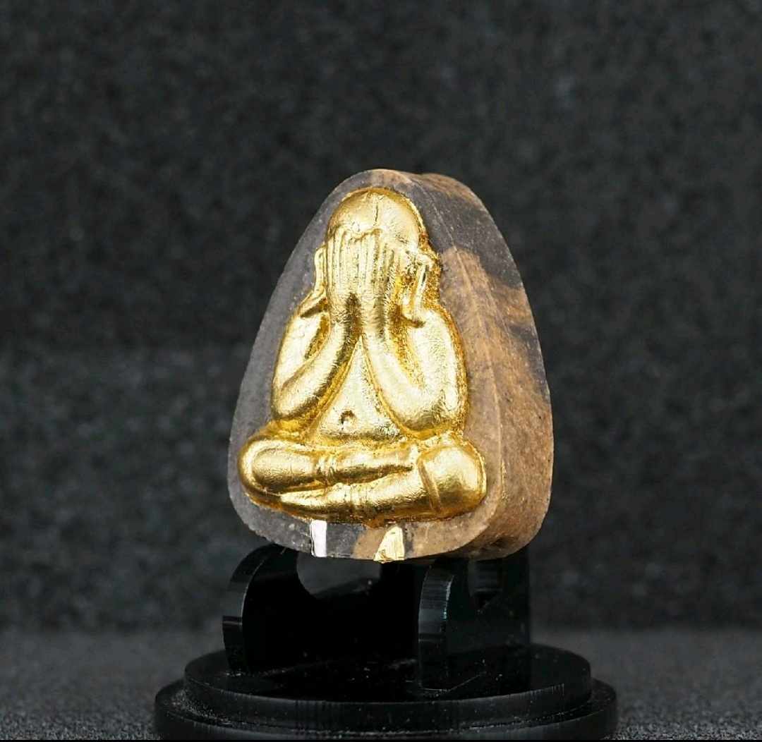 พระปิดตาพิมพ์ปลดหนี้หลวงปู่โต๊ะ เนื้อก้นครกรวมมวลสารฝังตะกรุดเงินและตะกรุดทองคำ องค์ปิดทอง หลังยันต์นะ