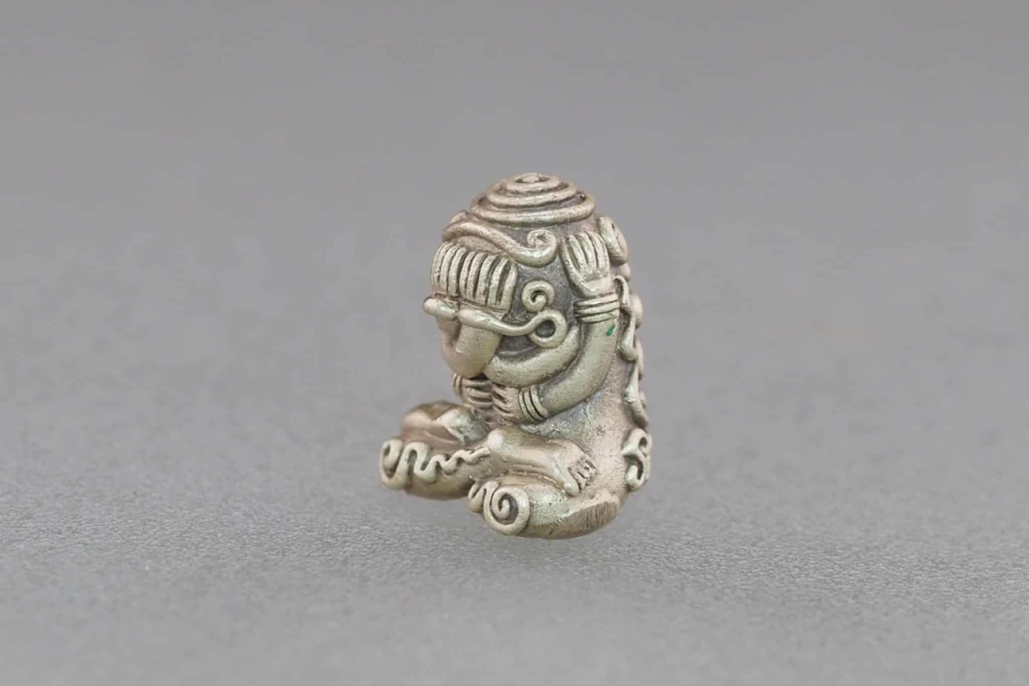 พระปิดตาอุตตโม สุนันโท เนื้อเงินซาติน หน้าตักกว้าง 1.2 ซม.สูง 2 ซม.หลวงพ่อสนั่น สุนันโท วัดกลางราชครูธาราม จ.อ่างทอง