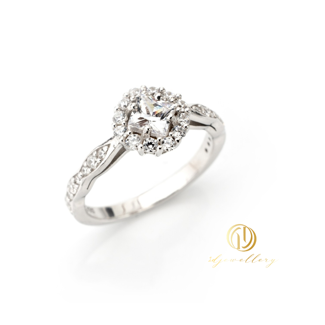 💍✨Elegance Princess Cut Ring✨💍 👑 เปล่งประกายสวยงามแบะให้ความหรูหราและเรียบง่ายในตัวเดียว 💍✨ แสดงถึงความแข็งแกร่งและความมั่นคง เหมือนกับความรักที่ไม่เคยจางหาย เปล่งประกายความมั่นใจให้คุณเป็นตัวของ