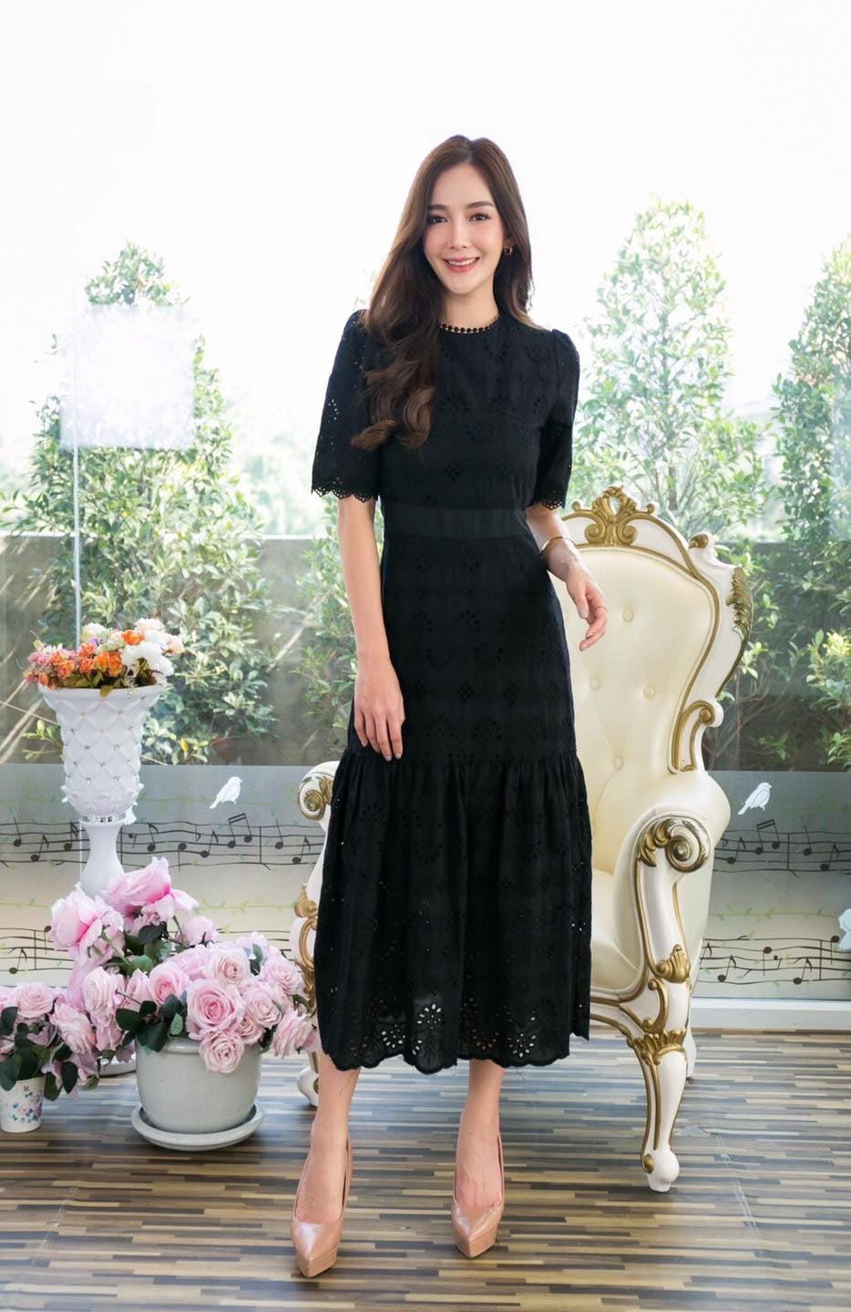 ชุดเดรสลูกไม้สีดำ เดรสสีขาวแม็กซี่เดรสผ้าฉลุลูกไม้ คอกลม S-xl (ดำ-ขาว)