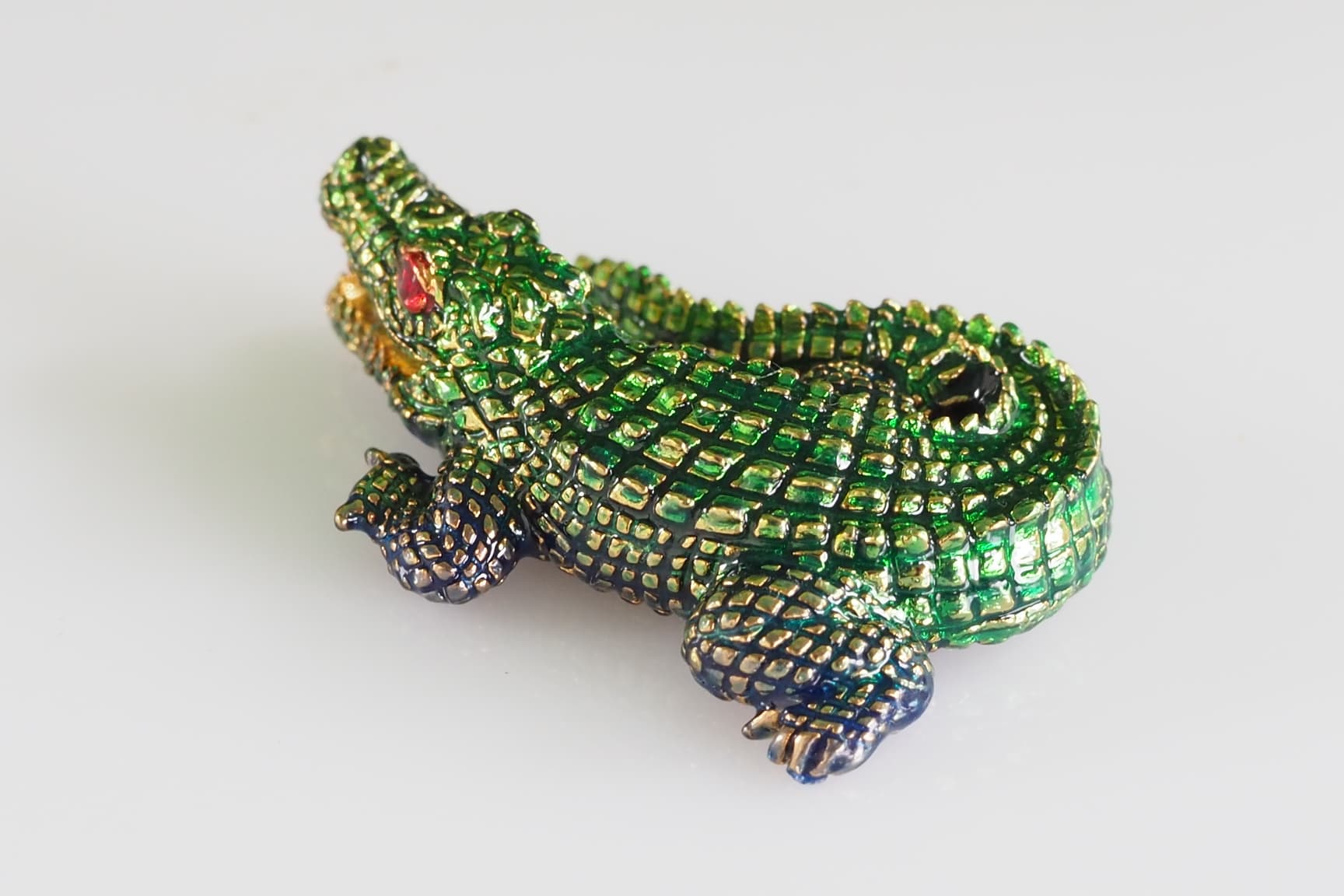 จระเข้เรียกทรัพย์ รุ่นเงินกองทองมา ขนาดเล็ก 2.5 ซม.เนื้อโลหะกะไหล่ทอง ลงยาสีเขียวมรกต หลวงพ่อเงิน วัดบ้านอ้อ จ.นครราชสีมา