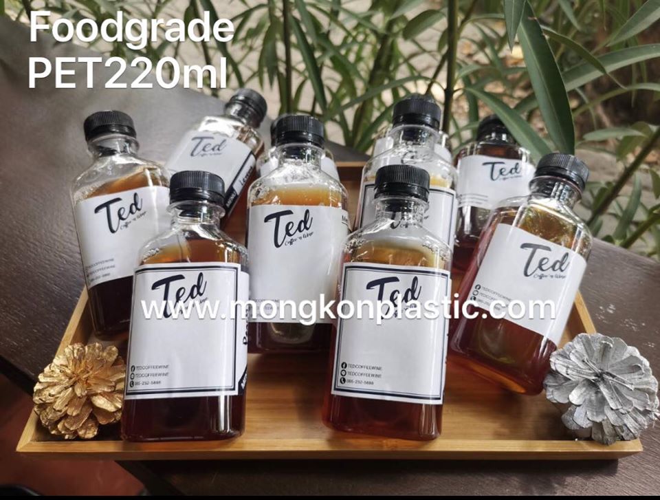 PET 220 CC แบนกั๊กเรียบ(ทรงกลางๆไม่ใหญ่) ราคามารับสินค้าเองหน้าร้านแพคละ 290 บาท และราคาให้ทางร้านจัดส่งแบบไปรษณีย์พัสดุธรรมดาแพคละ425 บาท