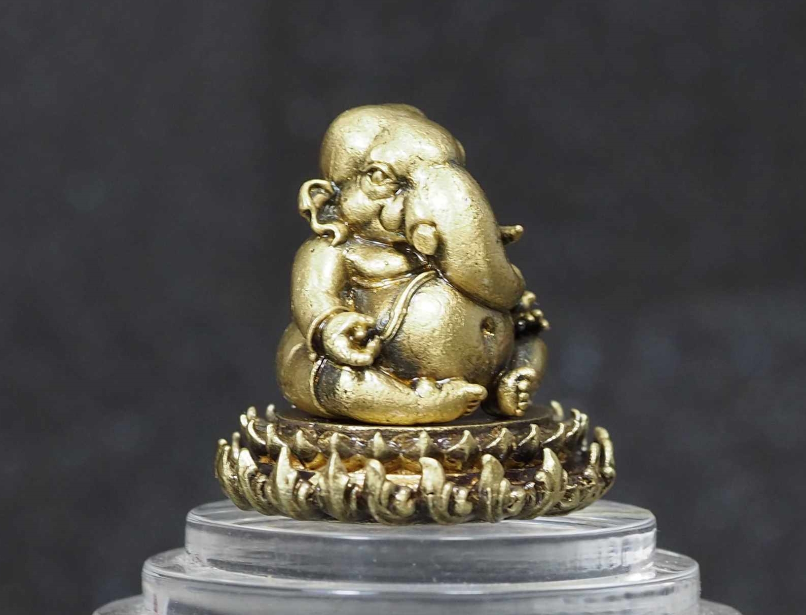 พระพิฆเนศประทับบนฐานบัว รุ่นสร้างโบสถ์ เนื้อทองระฆังซาติน