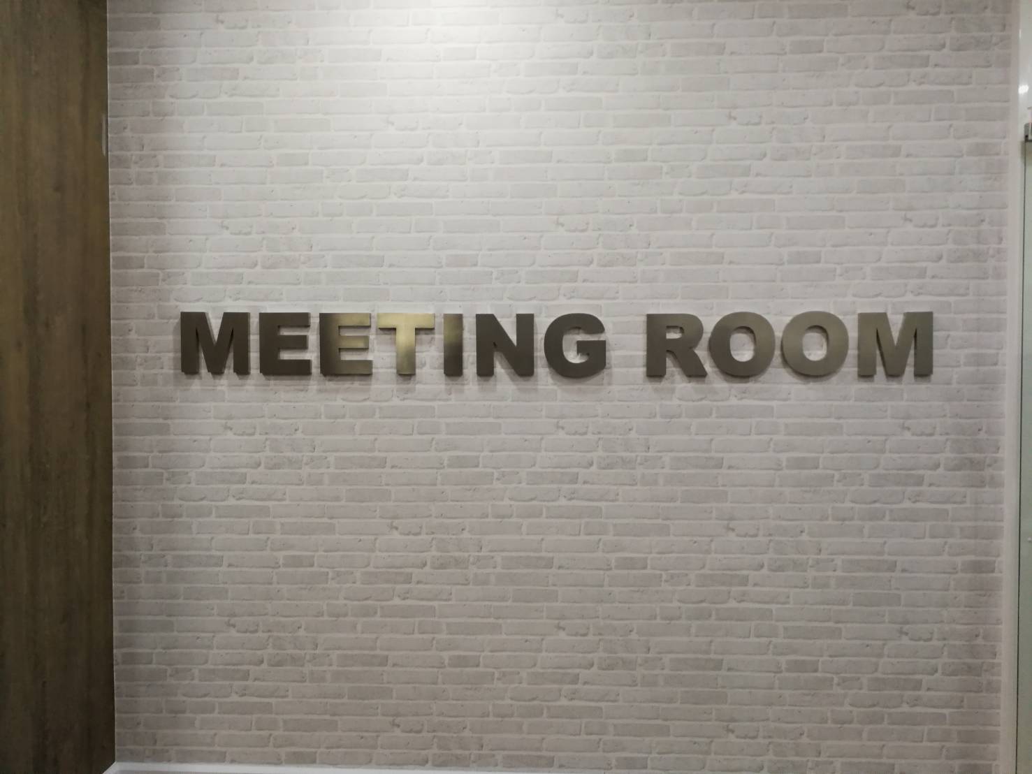 อักษรสแตนเลสแฮร์์ไลน์ ยกขอบ - มหาวิทยาลัยหอการค้าไทย #MEETINGROOM #UTCC
