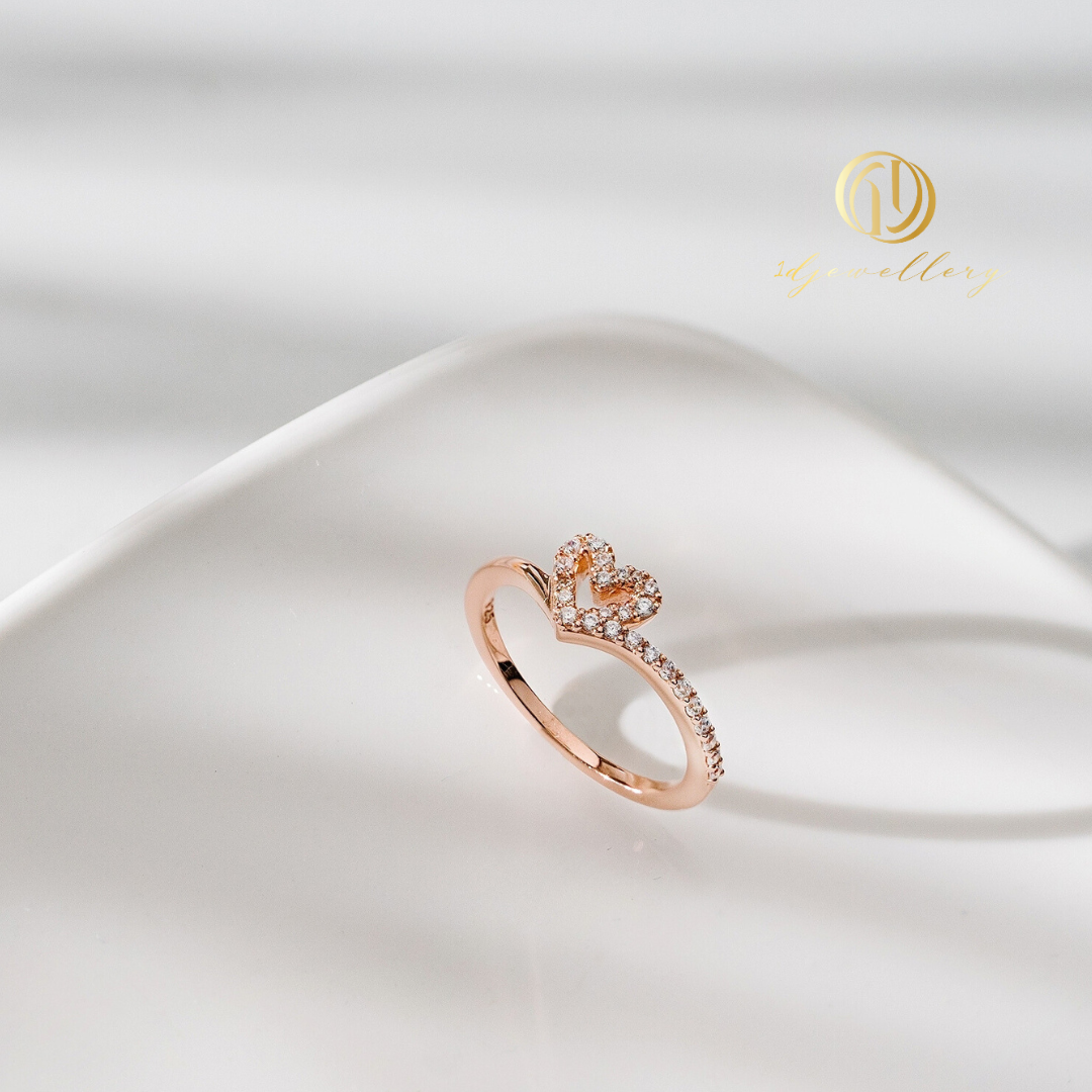 1D Jewellery แหวนเงินแท้ 925 ชุบโรเดียม ฝังเพชรสวิส(CZ) 💖 True Love Spark CZ Ring ✨ เติมเต็มความรักและความมั่นใจในทุกๆ วันด้วยแหวนหัวใจฝังเพชรสวิส (CZ) ที่ให้ความสวยงามและความหมายลึกซึ้ง 💍✨