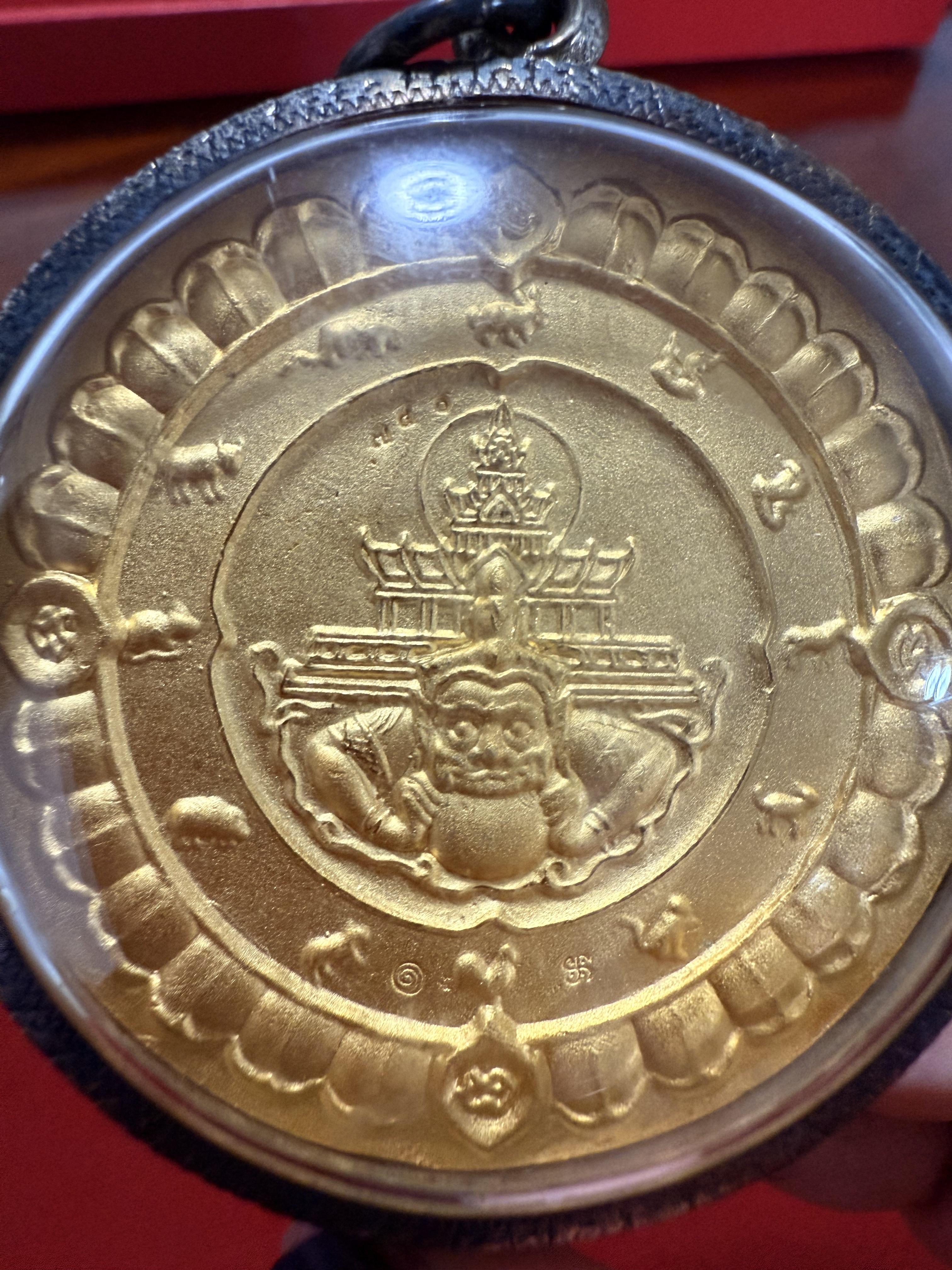 ราชันย์ดำ เหรียญบาตรน้ำมนต์ พ่นทอง (พร้อมกรอบ)