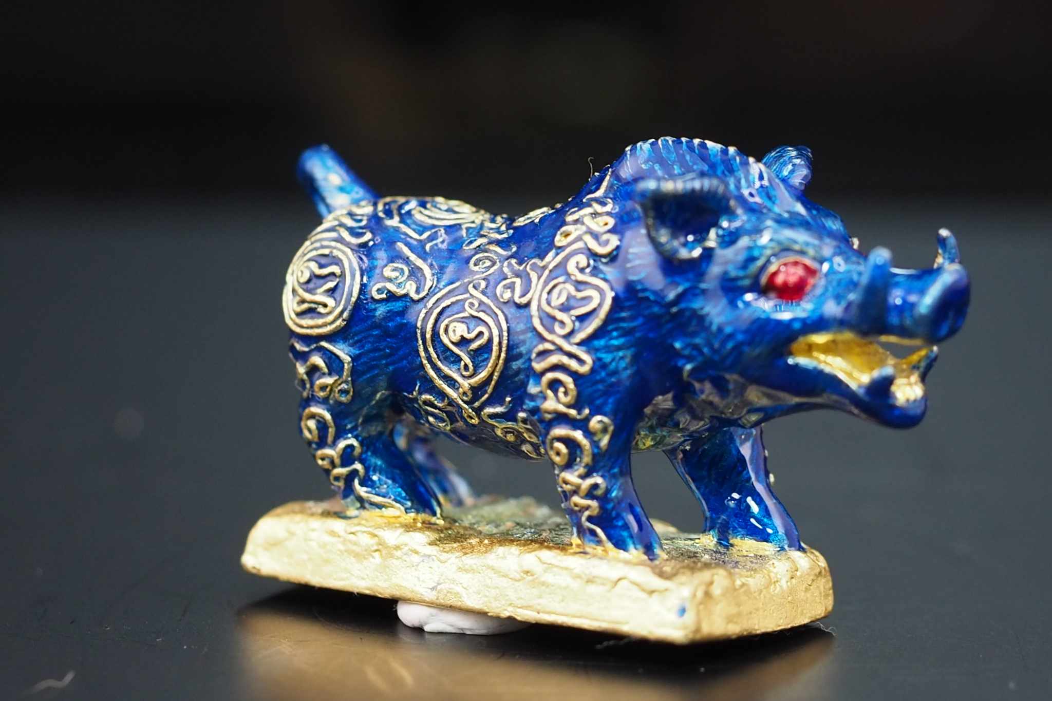 พญาวราหะ ราชาโชค ขนาดพกพา พิธีเสาร์๕ ปีมะโรง เนื้อทองระฆังลงยาสีน้ำเงิน อุดมวลสารฝังตะกรุดเงินแท้ 2 ดอก