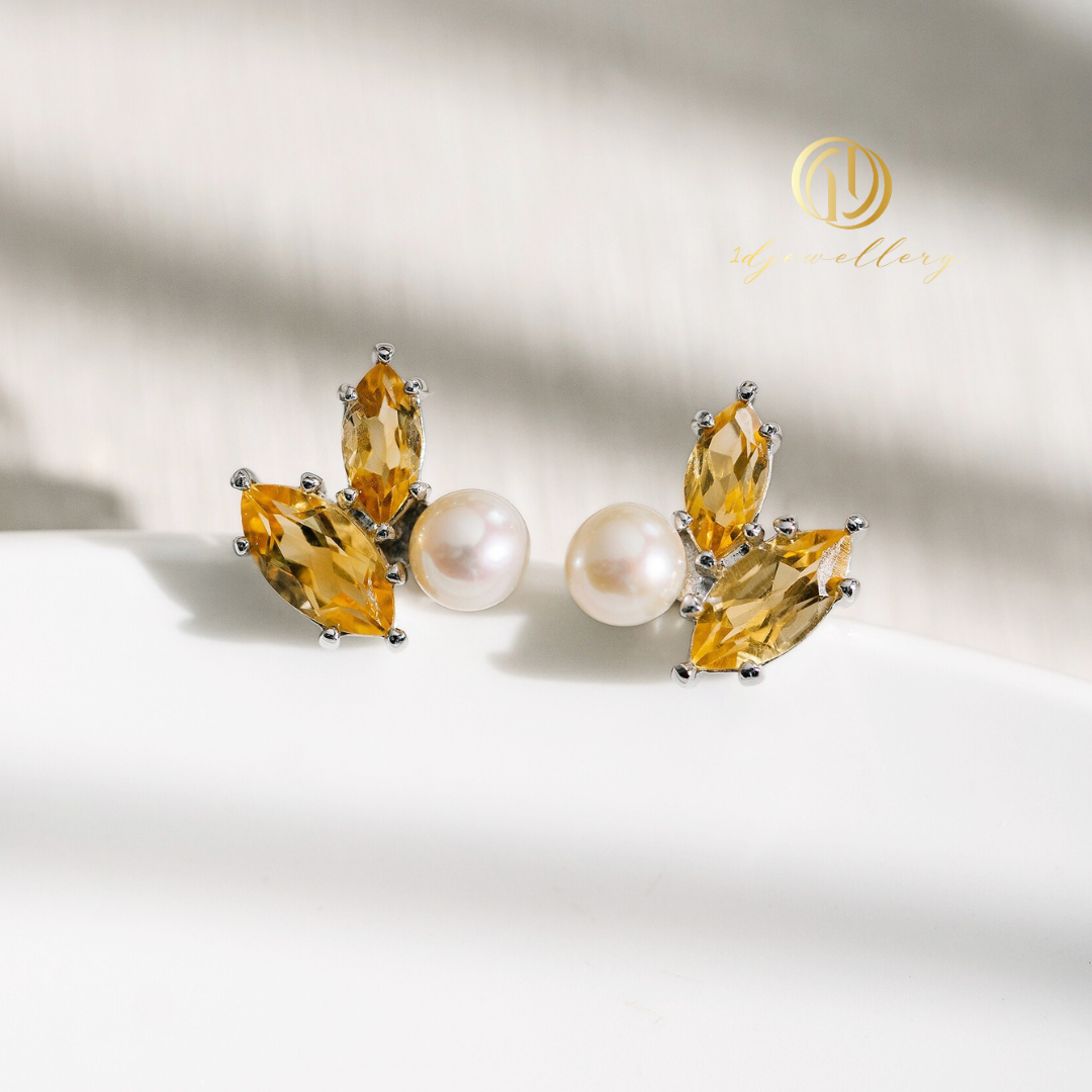 1D Jewellery ต่างหูเงินแท้ 925 ชุบโรเดียม ฝังเพชรสวิส(CZ) ✨ Citrine & Pearl Earrings ✨ 💛 Citrine เป็นสัญลักษณ์ของความมั่งคั่งและความโชคดี 🤍 ไข่มุกแท้จะช่วยเสริมความสง่างามและความรักในชีวิต