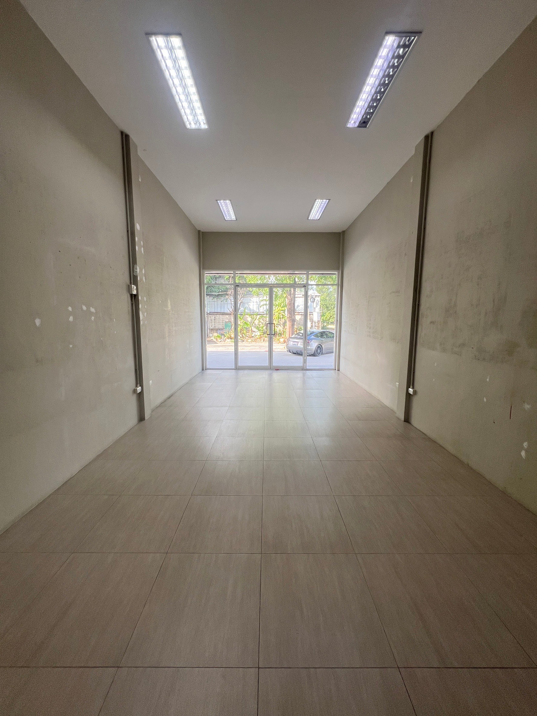 ให้เช่าอาคารพาณิชย์ ริมถนนเอกชัย ปากซอยเอกชัย109 (รหัสทรัพย์ B12615ห้อง2)