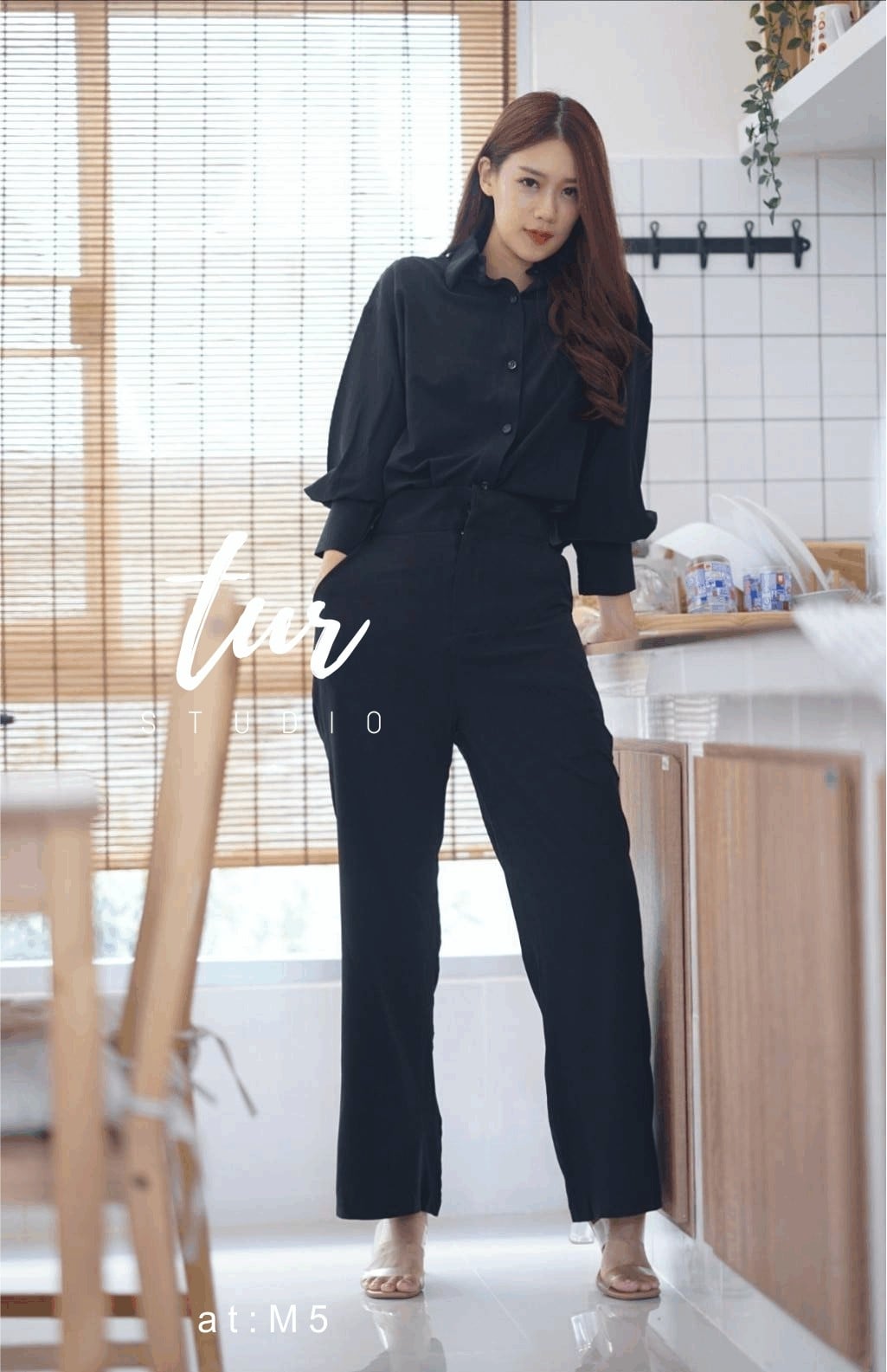 ชุดดำ เสื้อเชิ๊ตทรงแขนพองคู่กับกางเกงขายาว