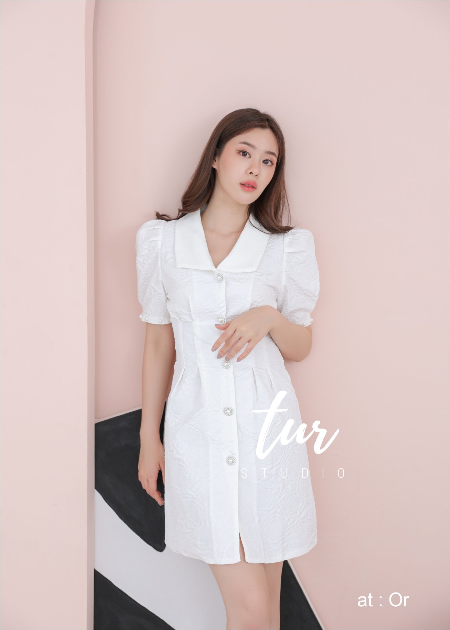 ชุดสีขาว Dress เดรสสั้นผ้าทอนูนลาย