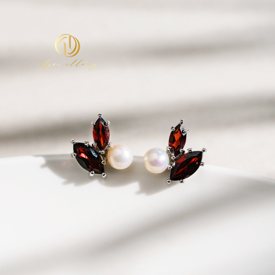 1D Jewellery ต่างหูเงินแท้ 925 ชุบโรเดียม ฝังเพชรสวิส(CZ) ✨ Garnet & Pearl Earrings ✨ ❤️ Garnet เสริมพลังในเรื่องความรักและความสัมพันธ์ ส่วนไข่มุกแท้ช่วยเสริมความบริสุทธิ์และเสน่ห์ที่ไม่มีวันจางหาย