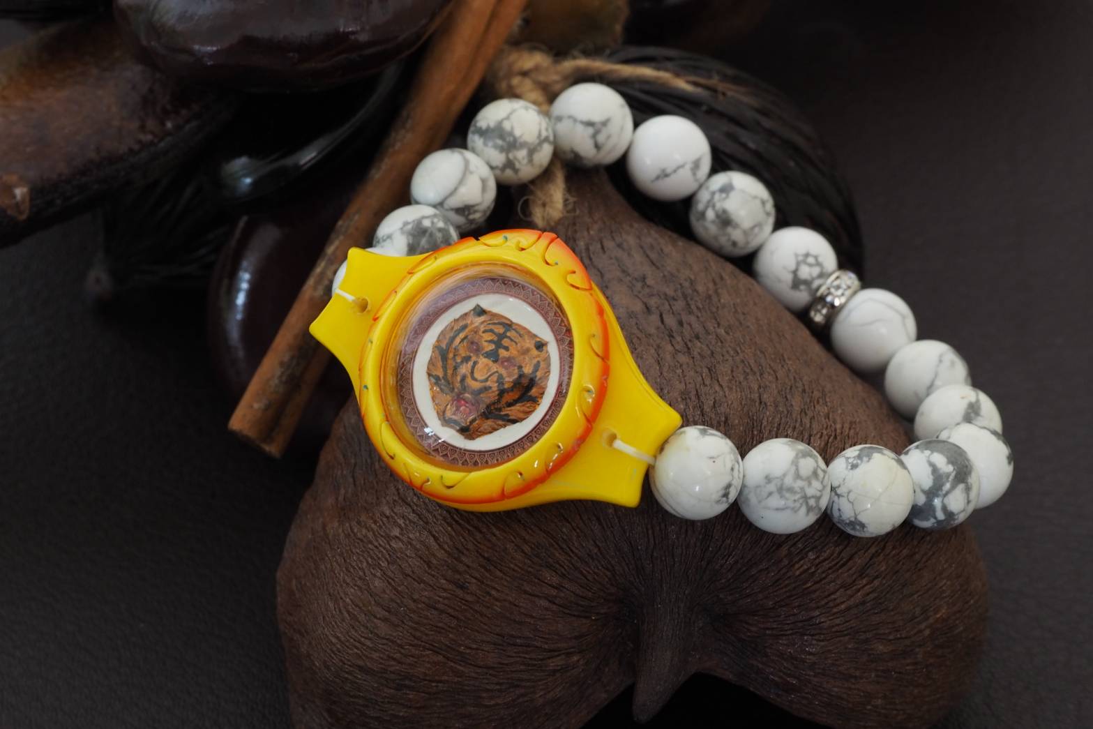 เหรียญจ้าวพยัคฆ์ลงยา ร้อยสร้อยข้อมือหินฮาวไลท์